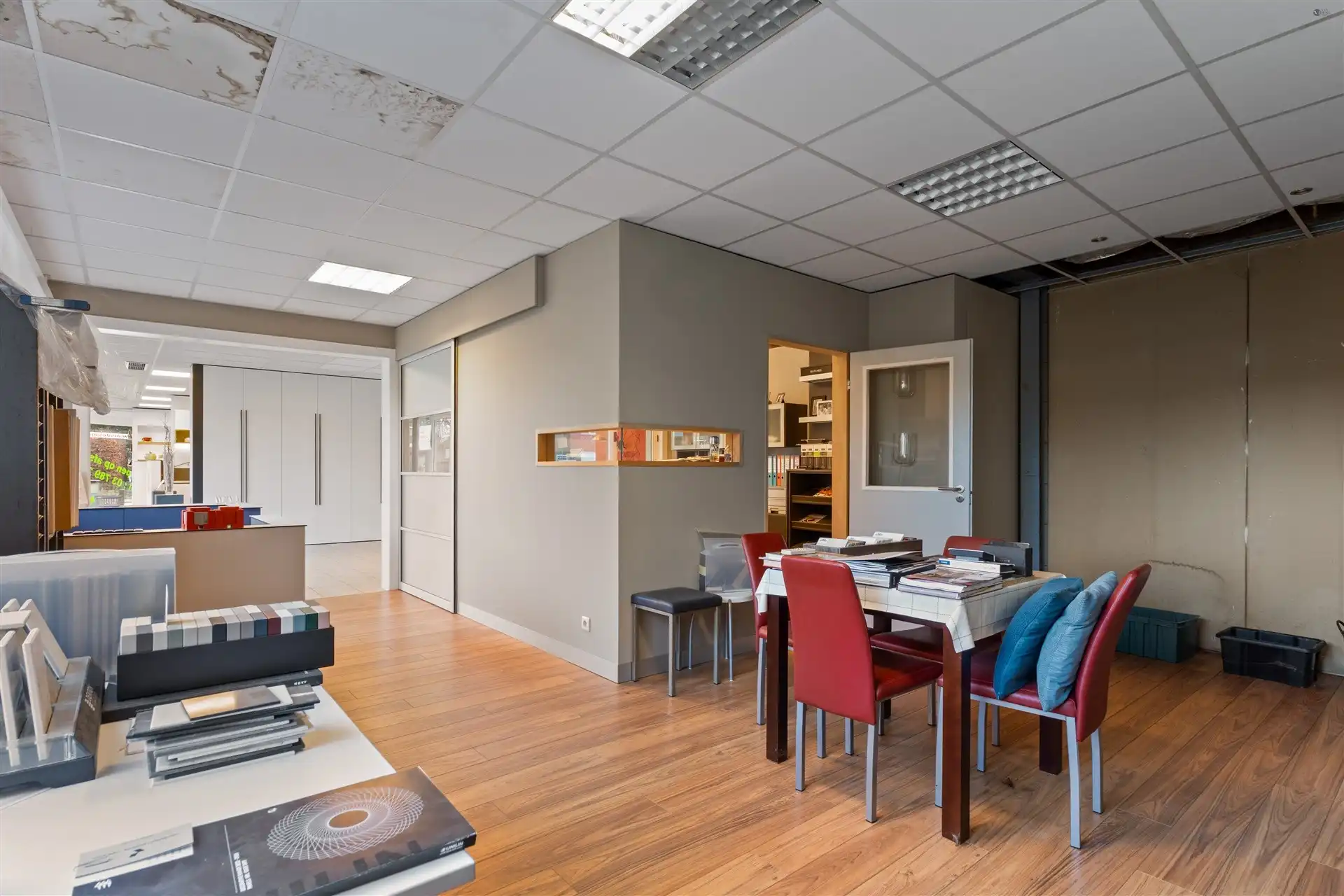 Ruim magazijn + showroom van samen 653m² groot foto 9