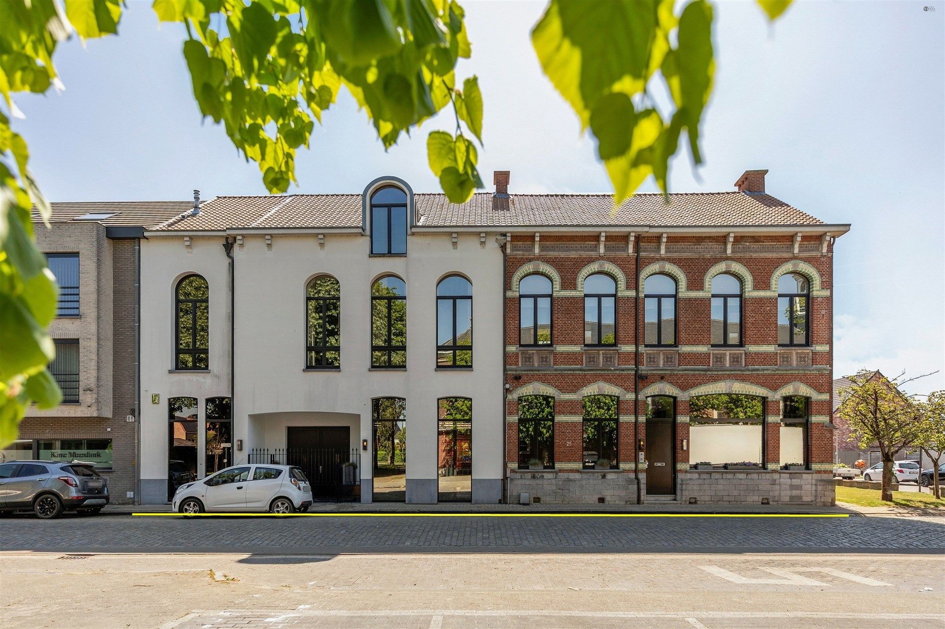 Stijlvolle en hoogwaardig afgewerkte villa met bijgebouw op fantastische locatie op perceel van 1784 m² foto 2