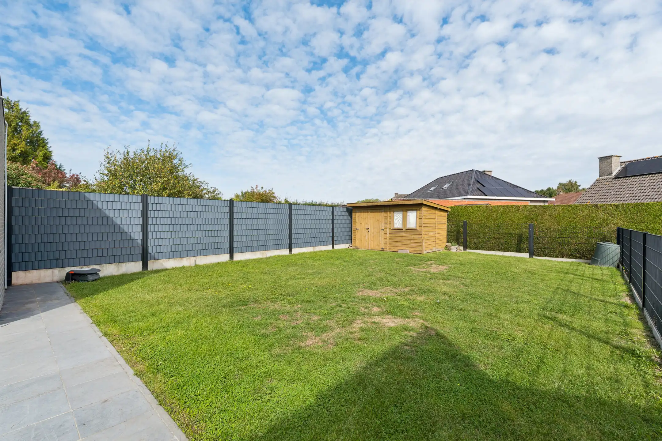 Ruime, deels gerenoveerde 3-gevelwoning met 3 slks en tuin foto 26