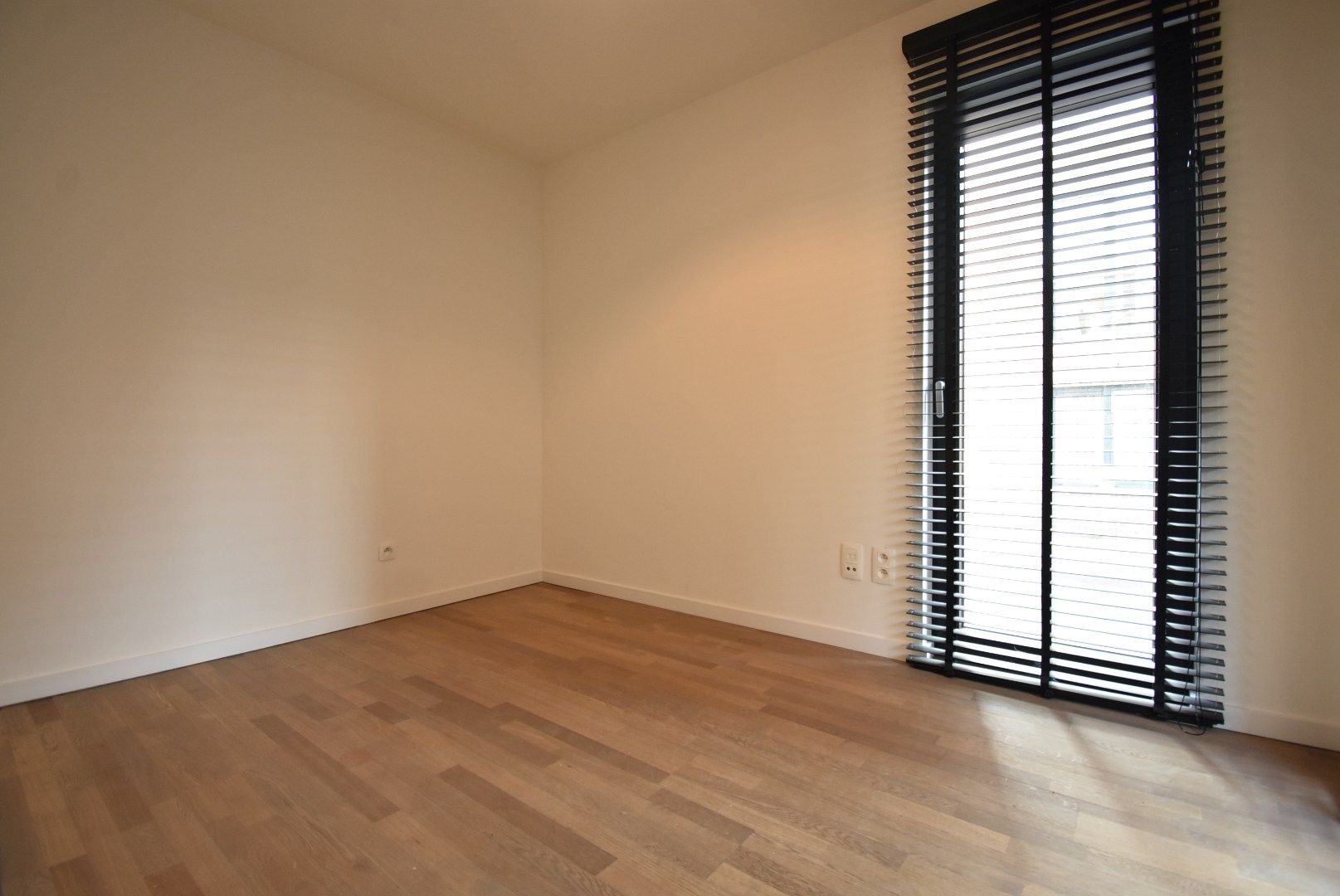 Knap afgewerkt duplexappartement met twee slaapkamers, terras, berging en standplaats vlak aan het dorpsplein van Hoeselt foto 21