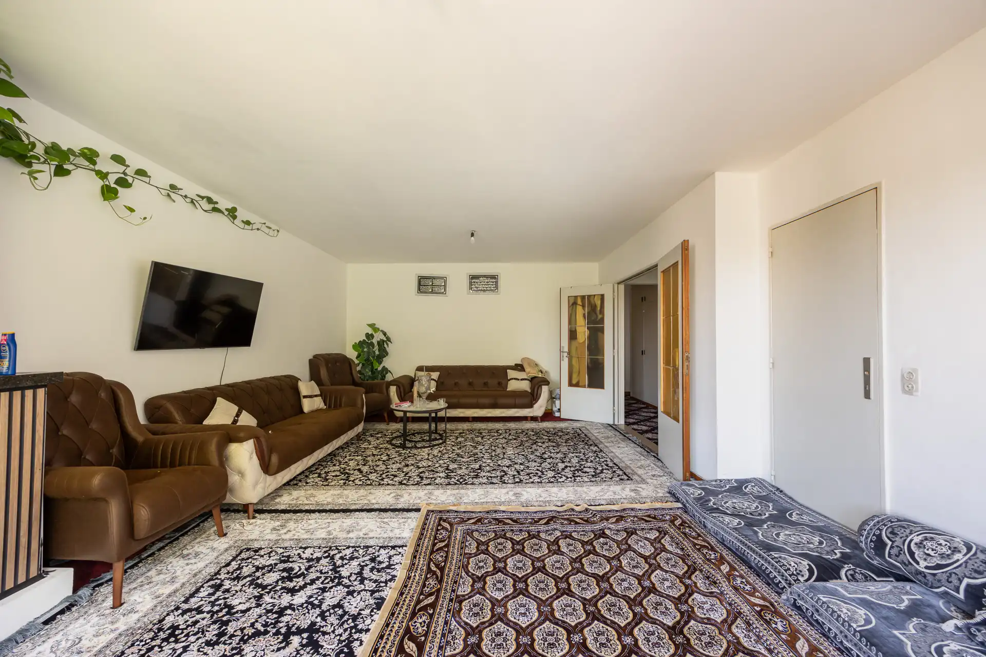 Instapklaar appartement met 3 slaapkamers, terras en kelder foto 2