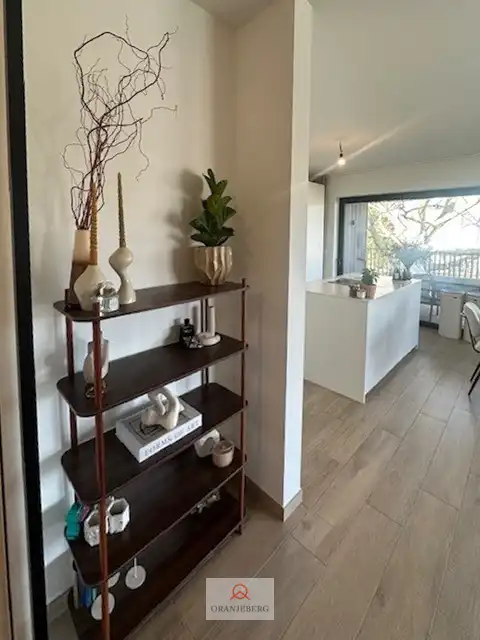 Modern appartement met staanplaats in groene parktuin foto 11