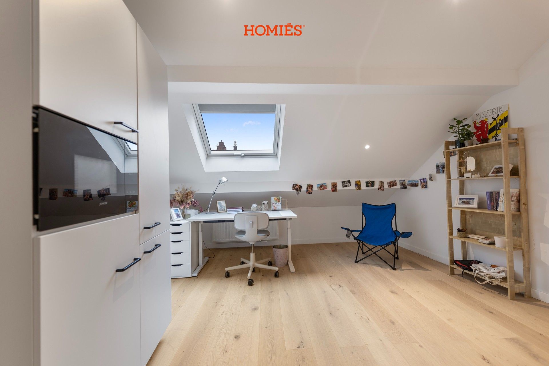 Studentenkamer met hoogslaper & eigen badkamer foto {{pictureIndex}}