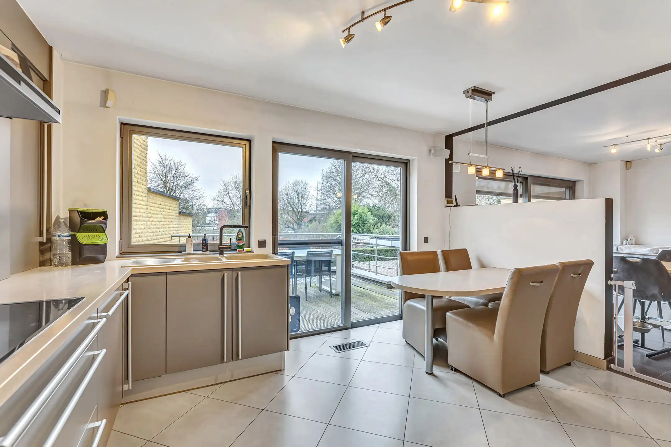 Woonst met 4 slpks en verwarmd zwembad in Erembodegem foto 6