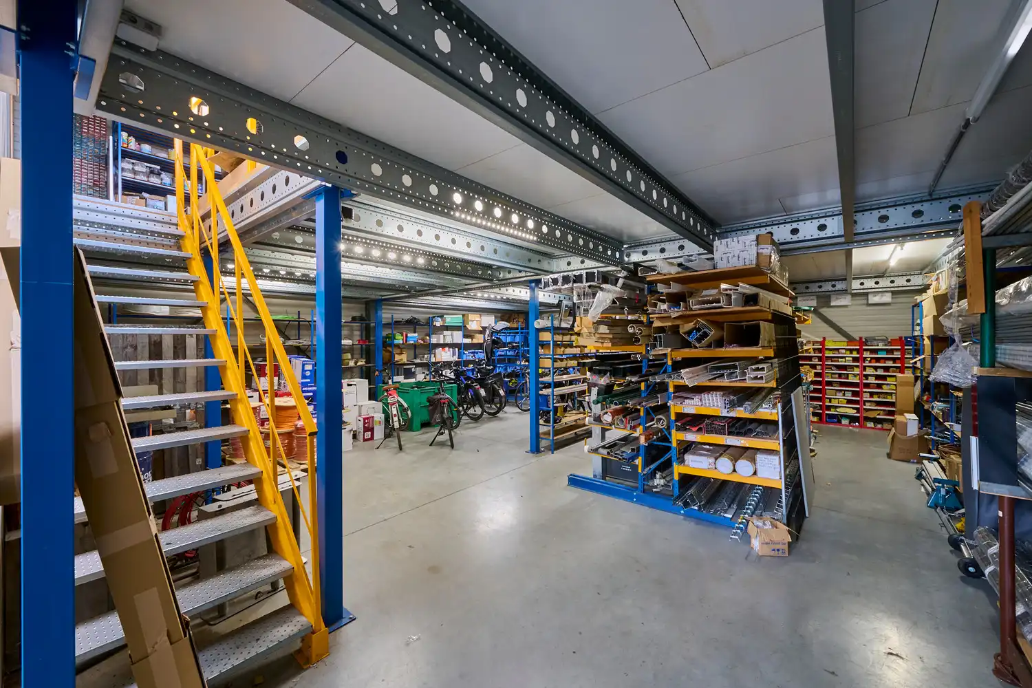 Representatief bedrijfsgebouw met luxe kantoren, showroom en bedrijfshal op zichtlocatie foto 9