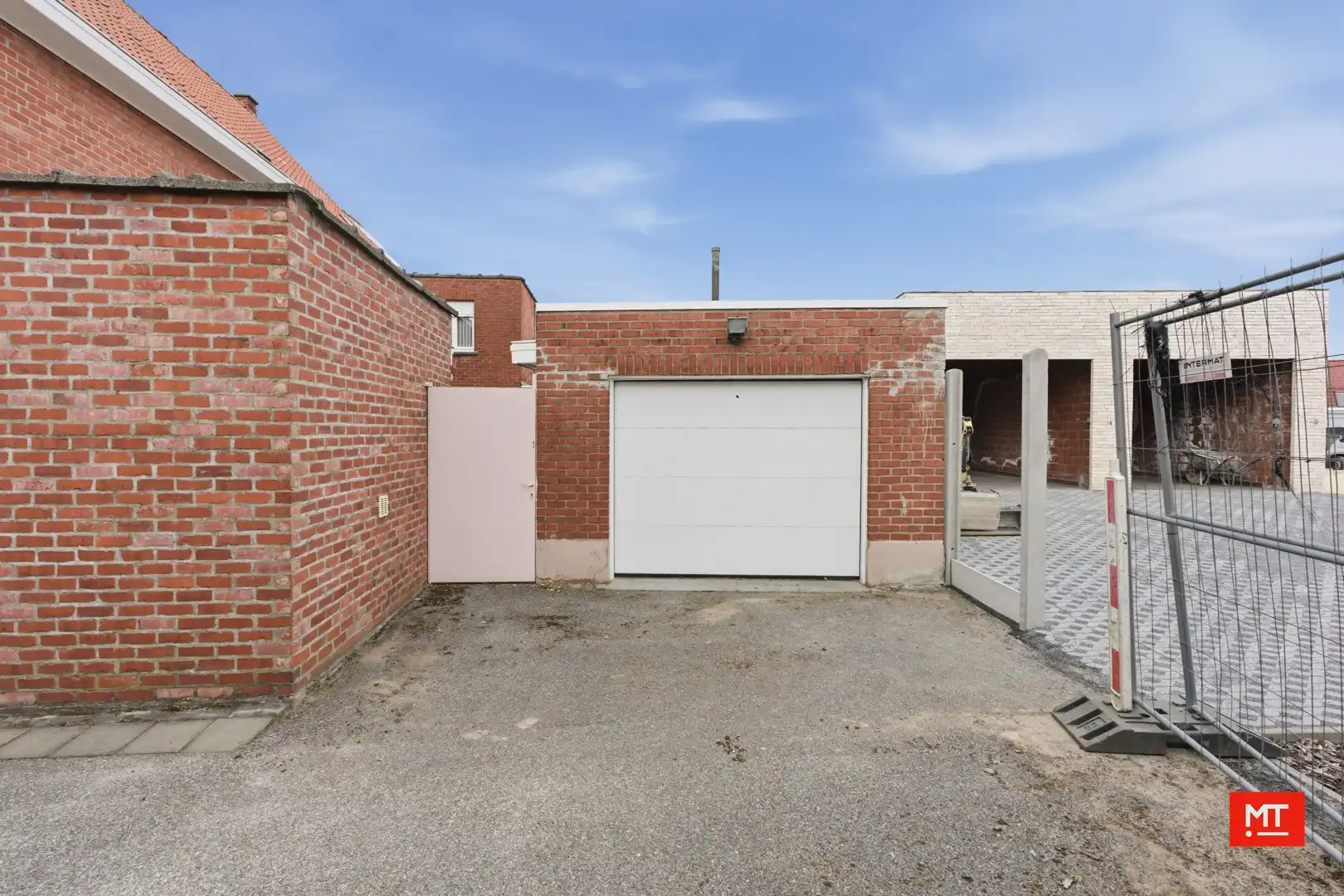 Kloeke halfopen woning met 3 slaapkamers, stadstuin en garage in centrum Meulebeke foto 3