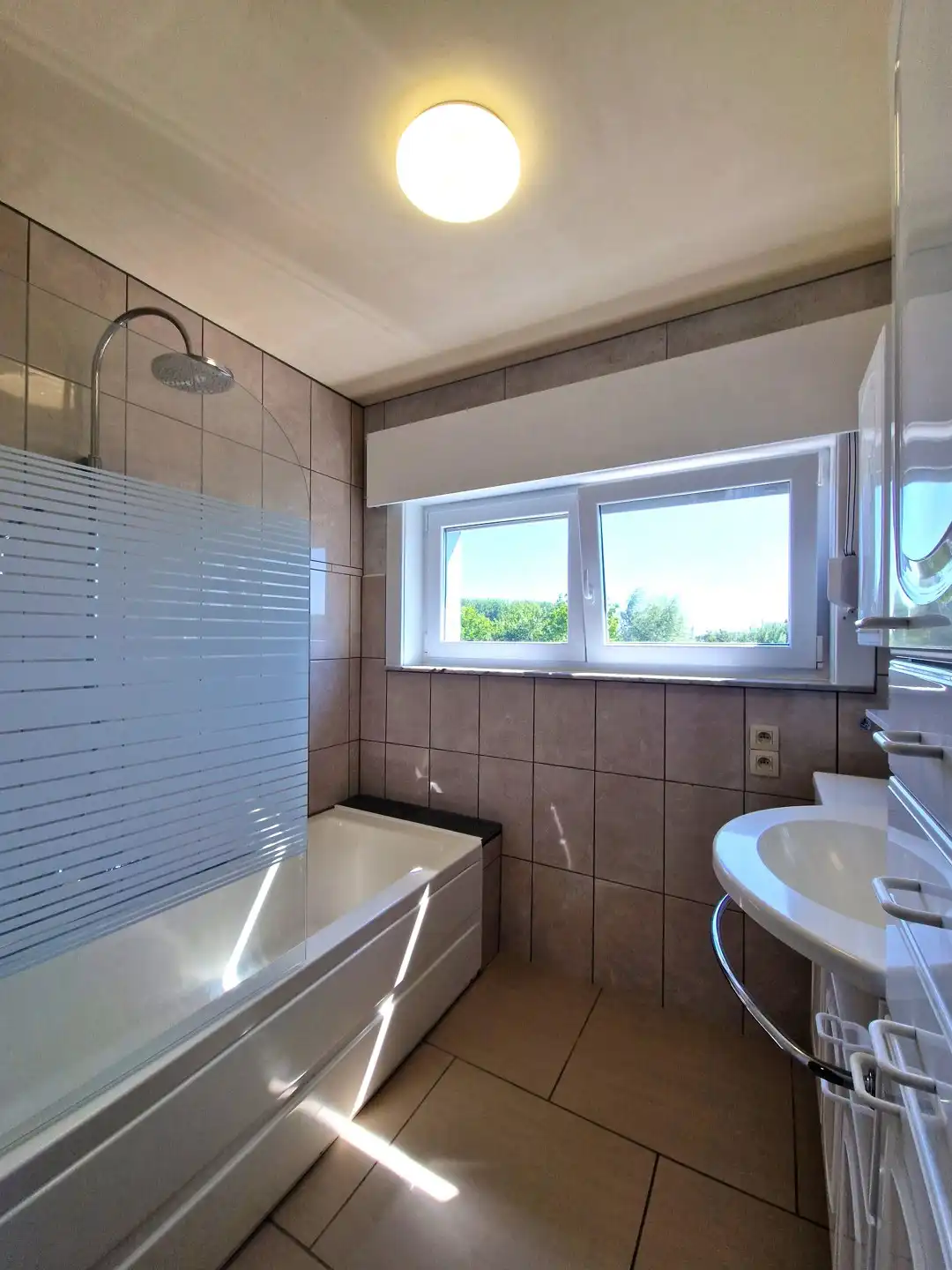 Appartement met 3 slpkmrs, tuin en garage nabij het station foto 8