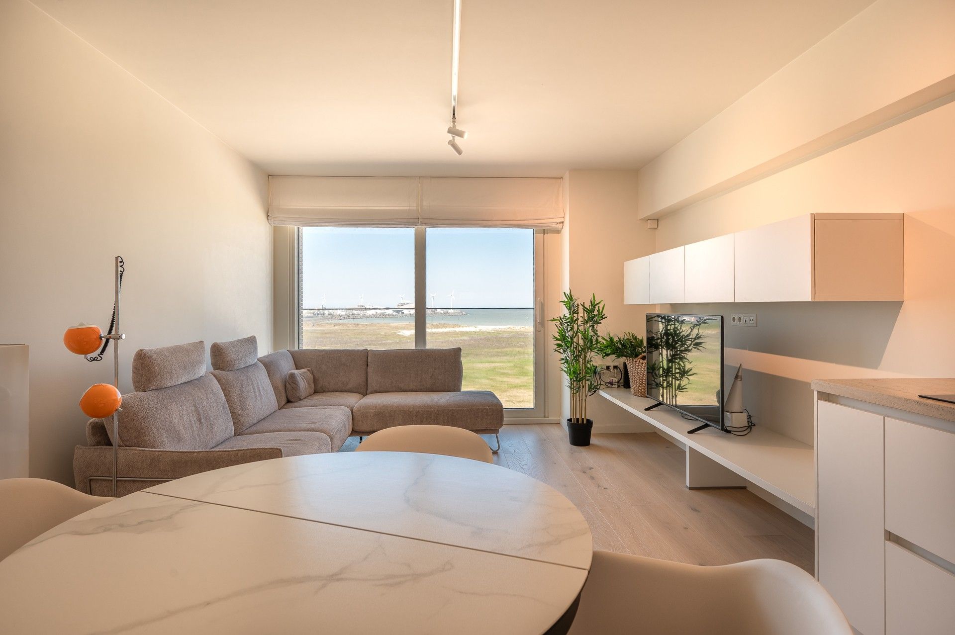 Gemeubeld: gerenoveerd appartement met prachtig zicht op de Baai van Heist! foto {{pictureIndex}}