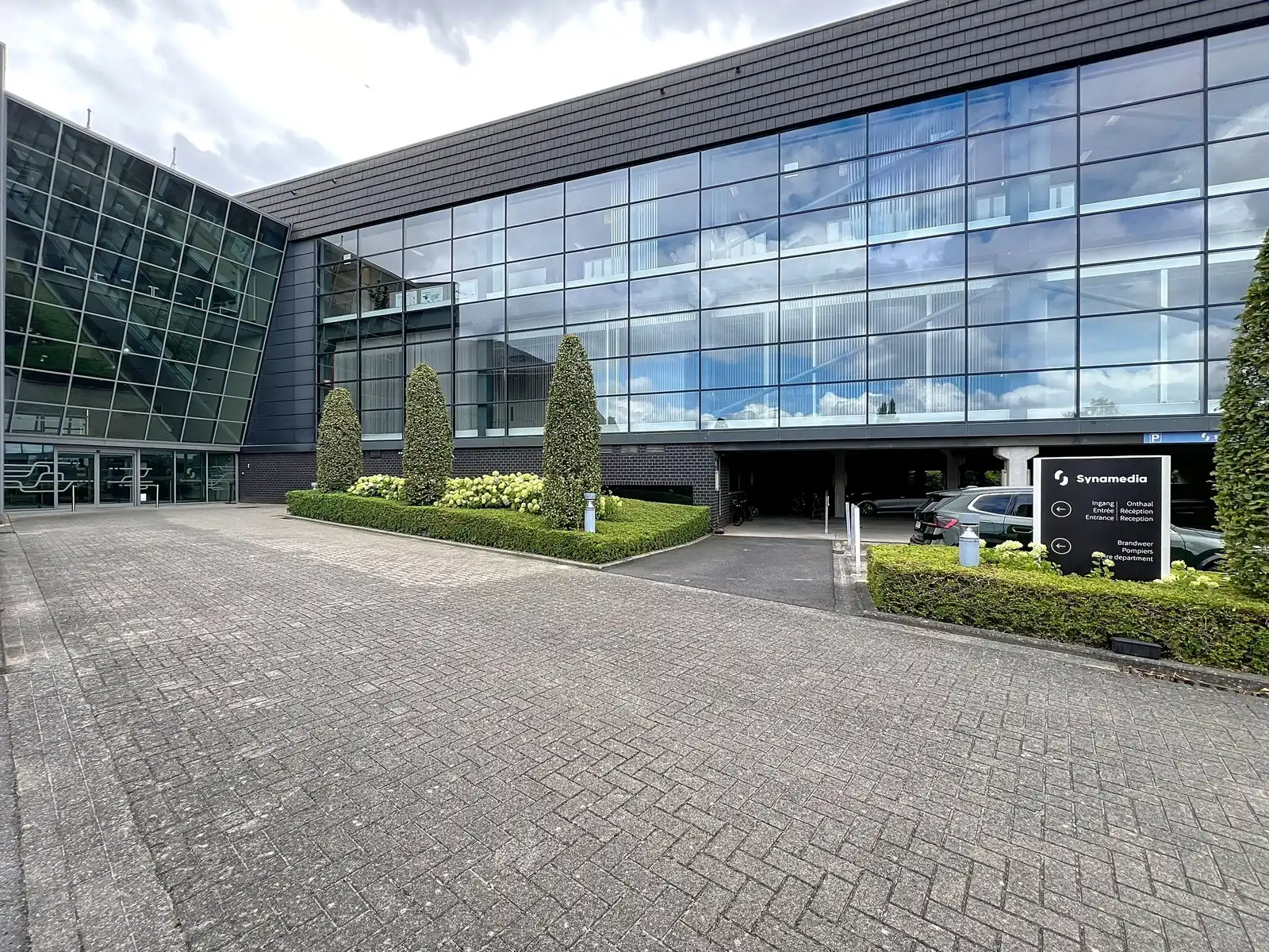 Goed gelegen LICHTRIJKE  kantoorruimte aan interessante voorwaarden nabij afrit Kortrijk-Oost E17. foto 2