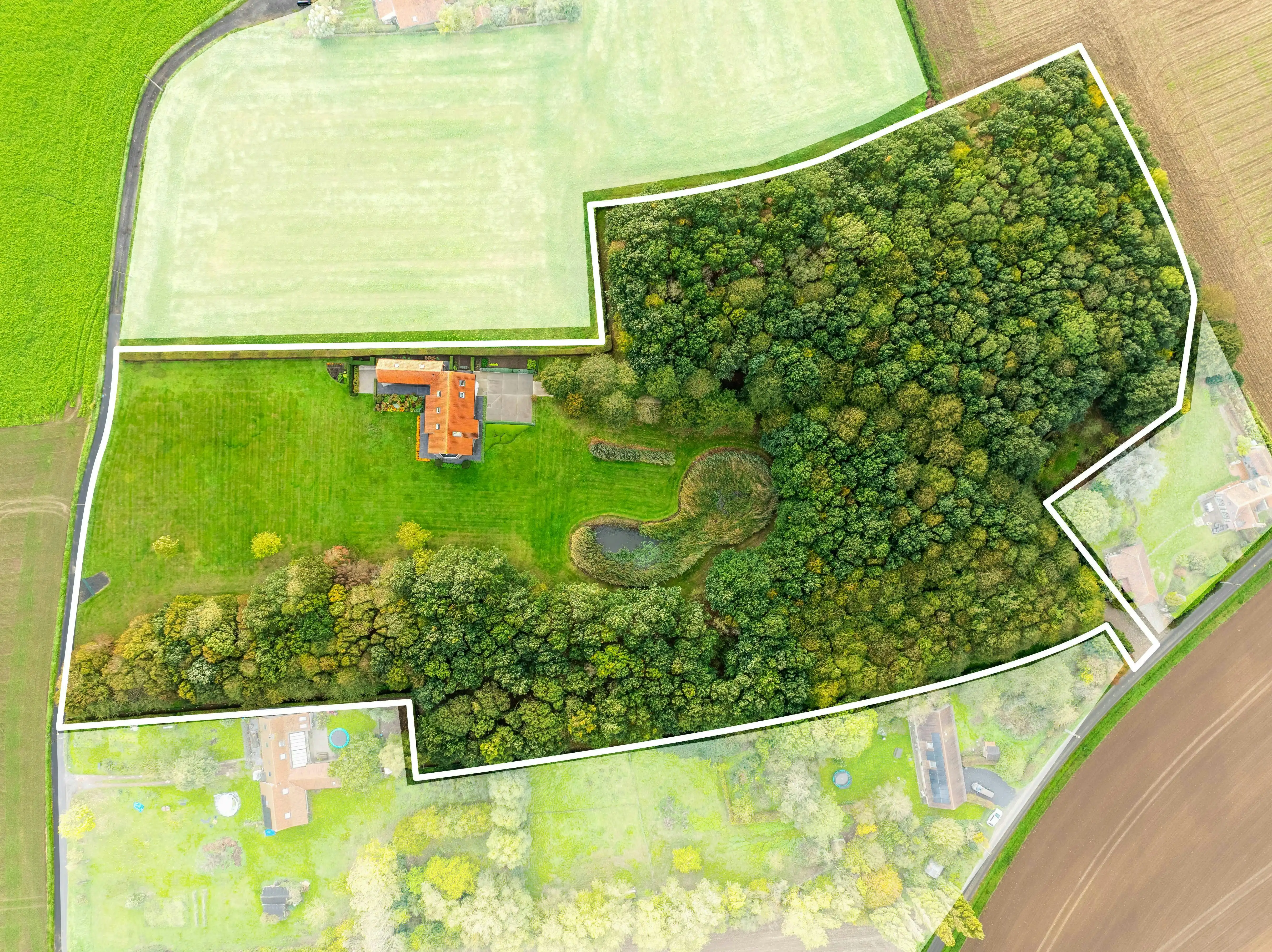 Unieke villa op 2,1 ha met 360°-uitzicht en eigen bos foto 2