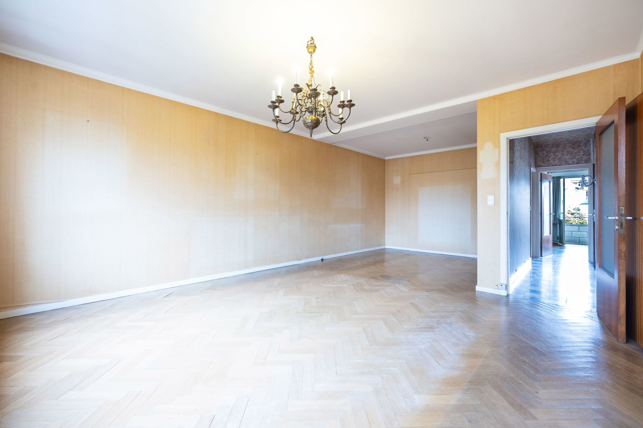 Appartement met 2 slaapkamers + terras : te renoveren foto 2