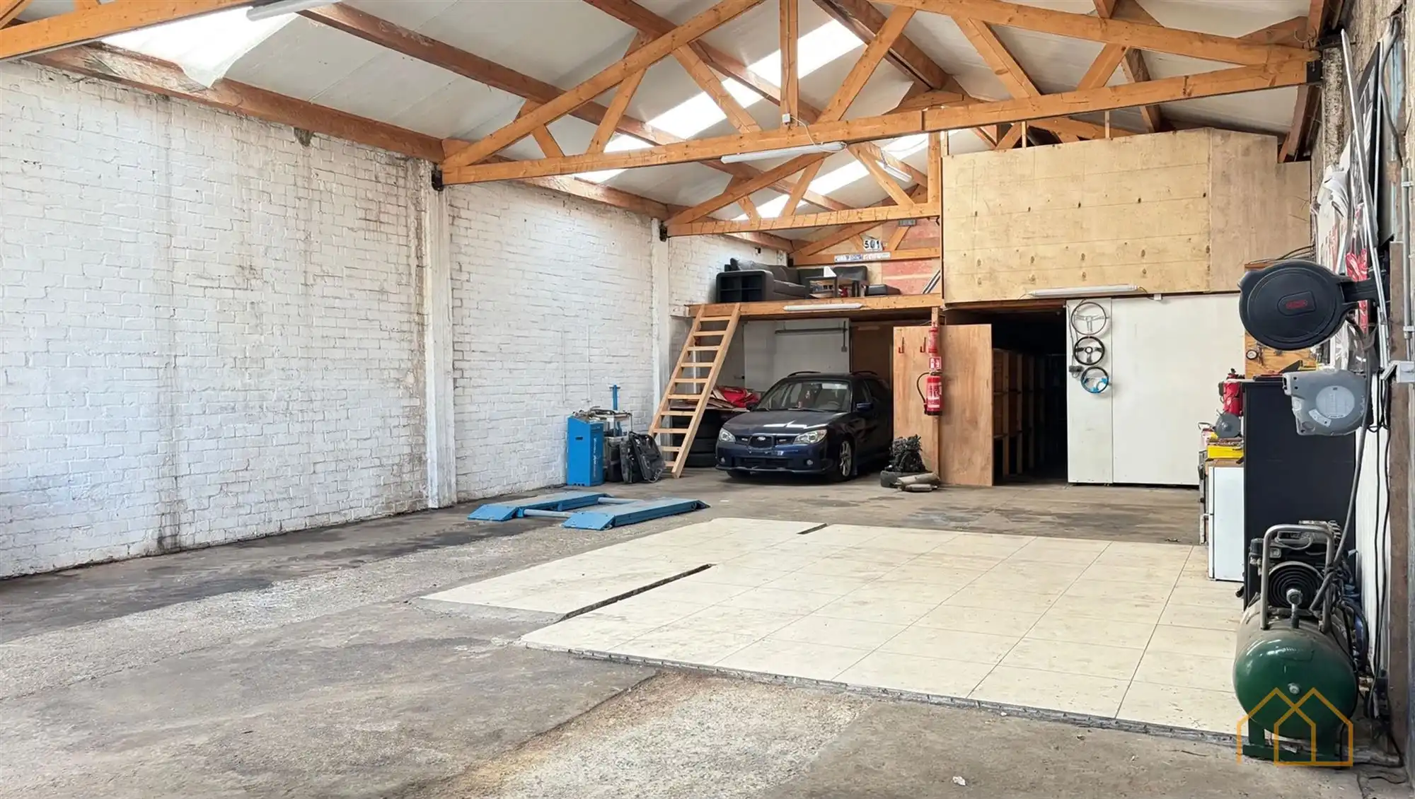 Hal van 200m² met tuin  foto 13