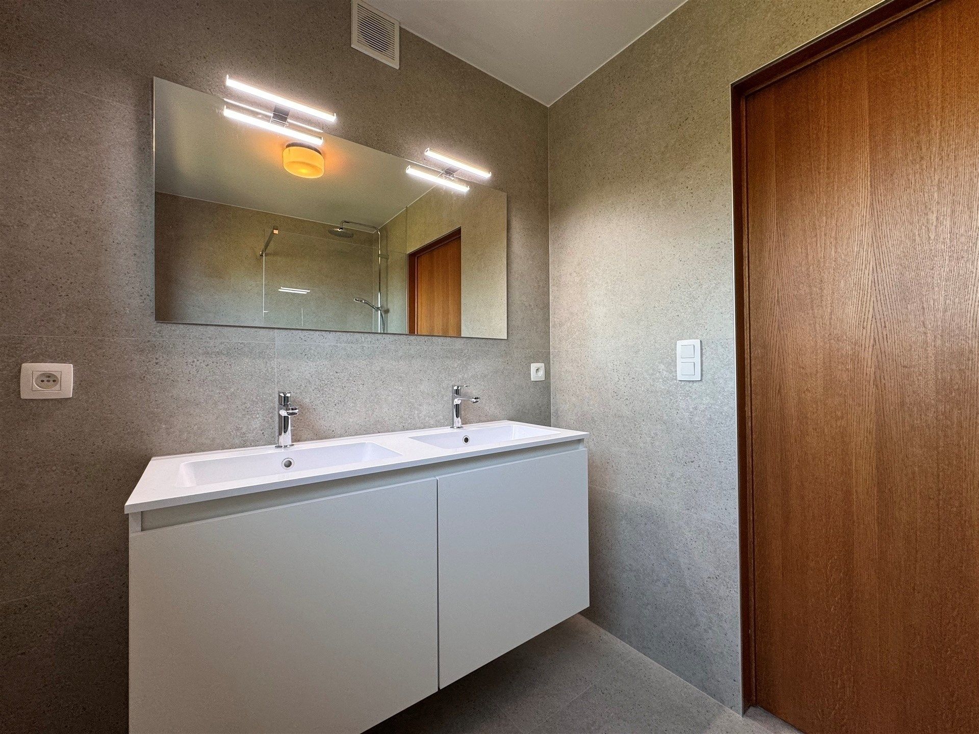 Gerenoveerd ruim appartement met tuin en garage gelegen in de wijk “Het Westveld”. foto 20