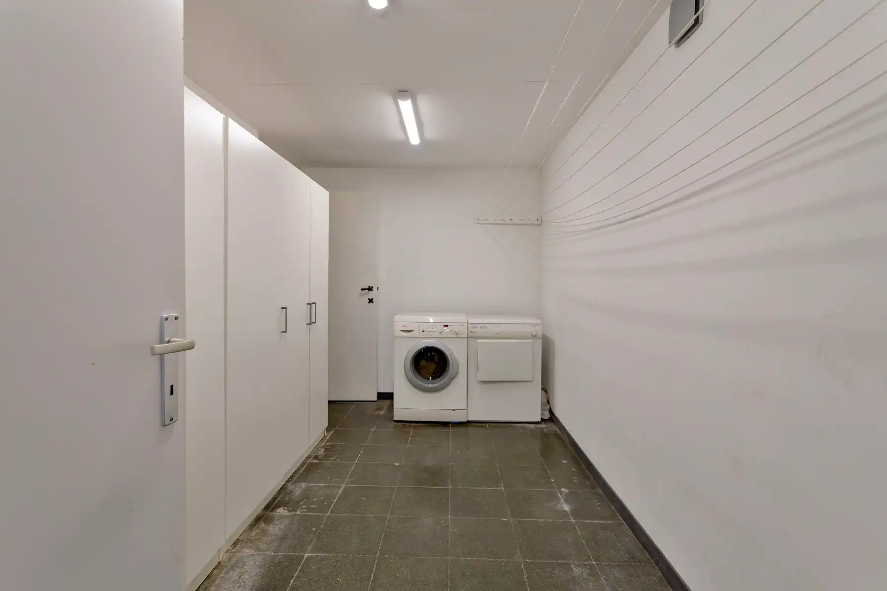 Gerenoveerde hoeve met bijgebouwen en 8 stallen. foto 30