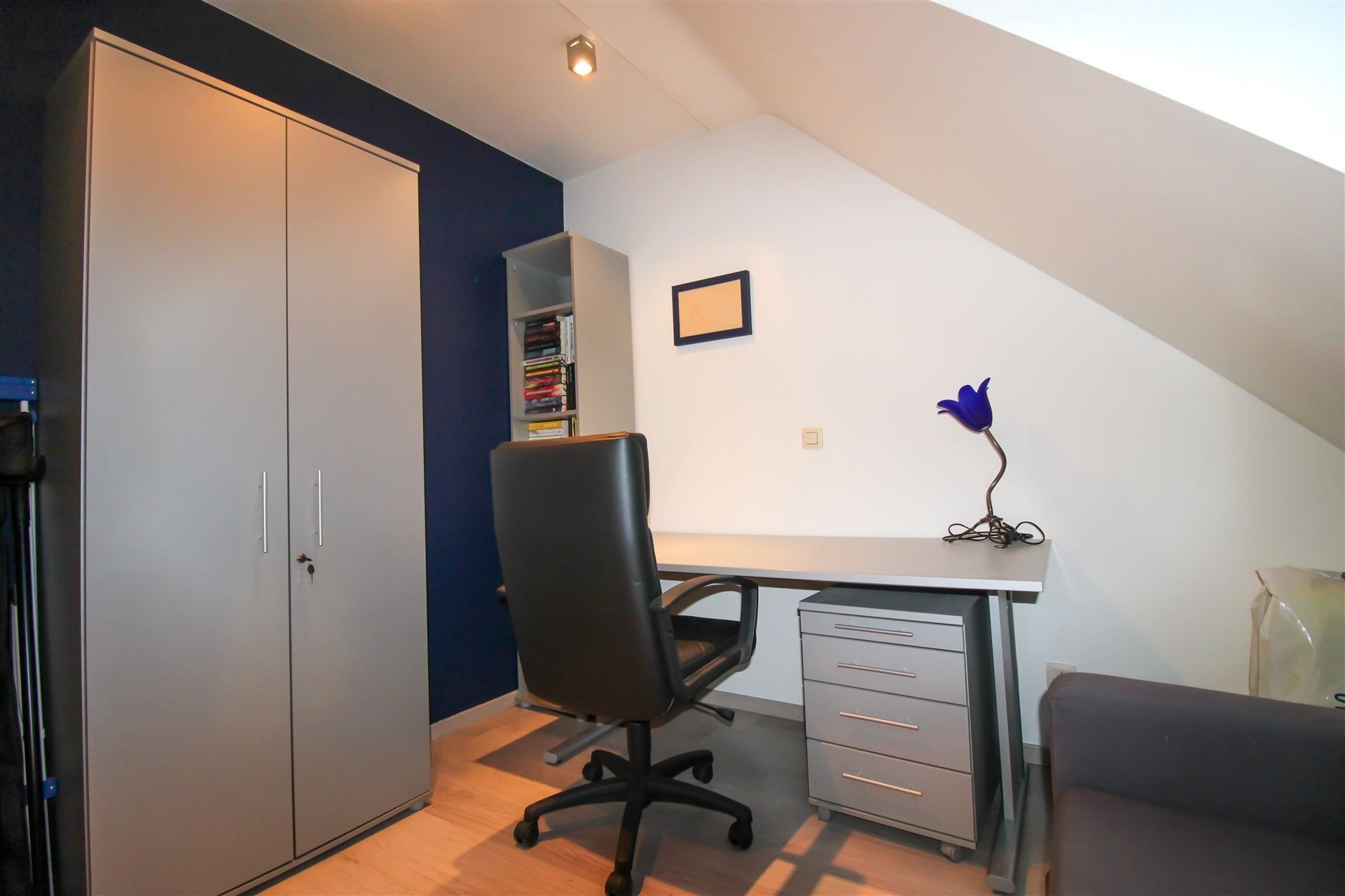 Instapklaar duplexappartement met terras, twee slaapkamers, twee parkeerplaatsen en ruime kelderberging te Maasmechelen! foto 10