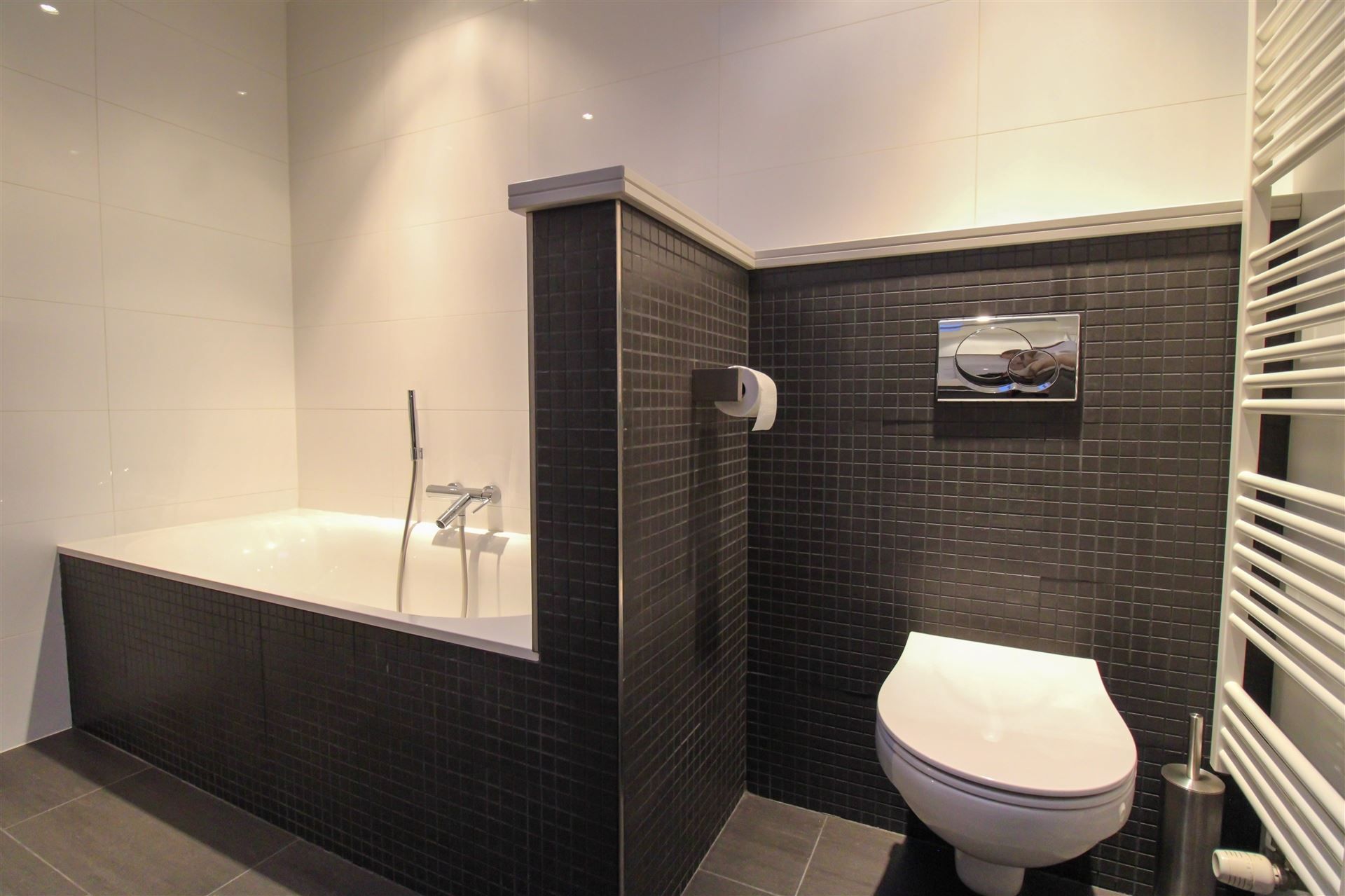 Instapklaar duplexappartement met terras, twee slaapkamers, twee parkeerplaatsen en ruime kelderberging te Maasmechelen! foto 10