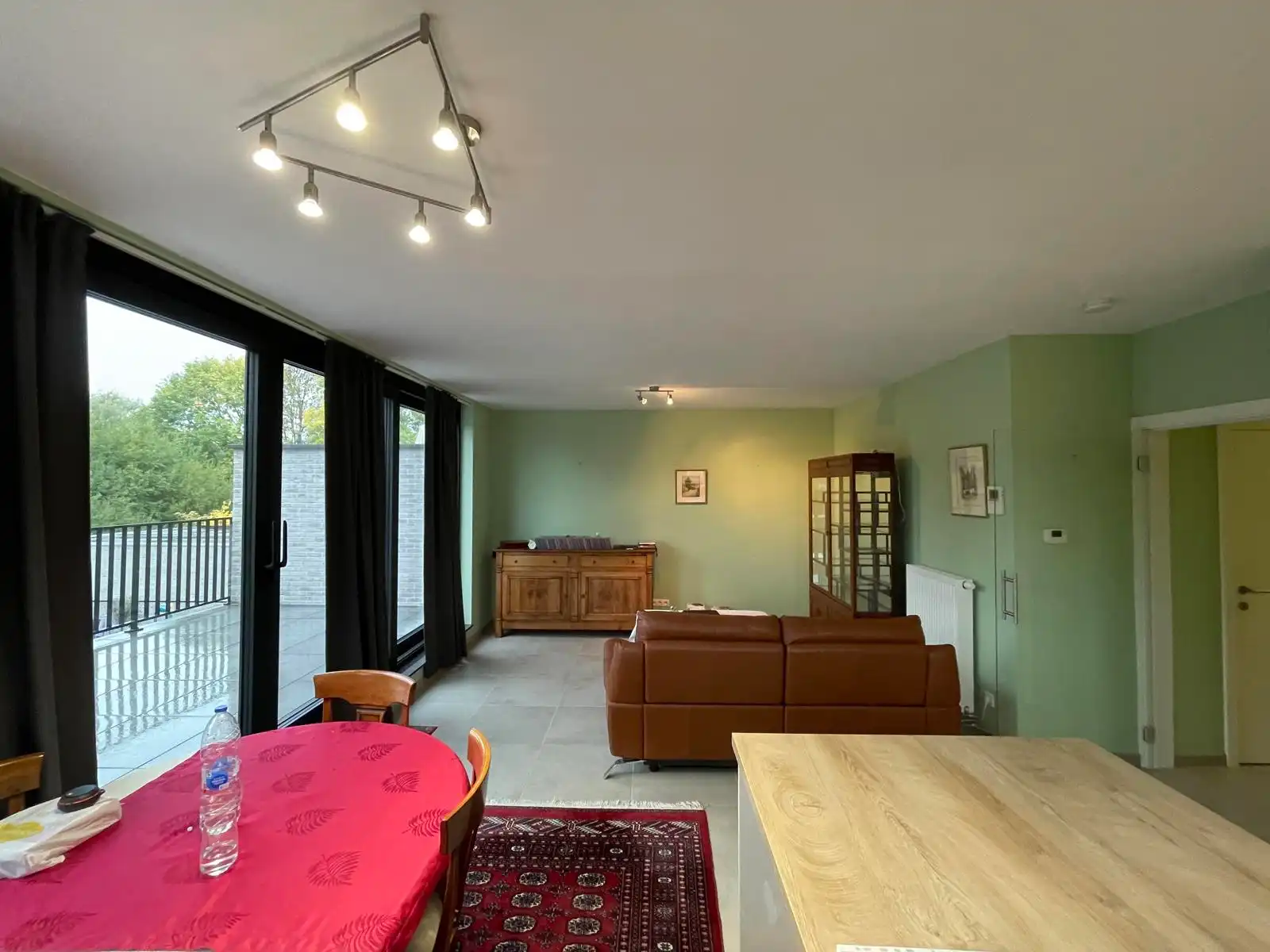 NIEUWERKERKEN - Lichtrijk appartement met ruim terras én garage. foto 2