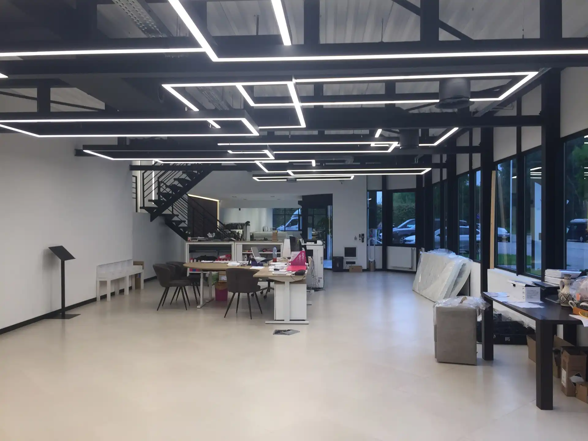 Polyvalent magazijn met gelijkvloerse showroom en kantoren foto 2