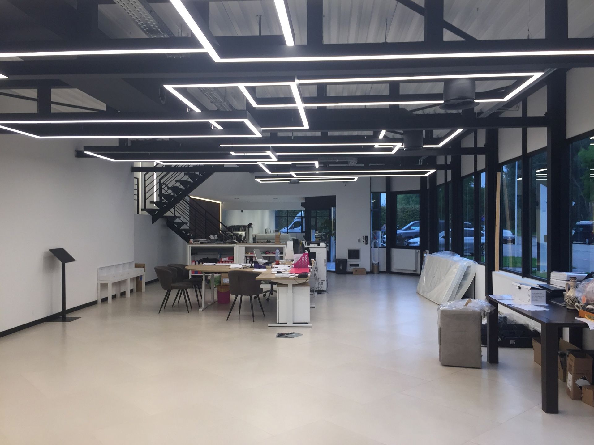 Polyvalent magazijn met gelijkvloerse showroom en kantoren foto 2