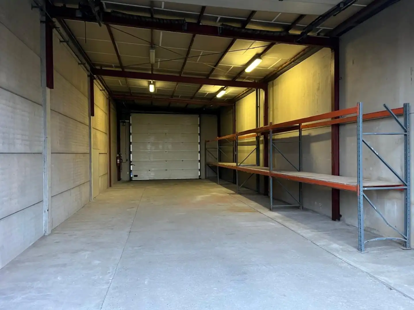 LOODS (137m²) MET TERREIN (546m²) TE HUUR TE MEULEBEKE  foto 2