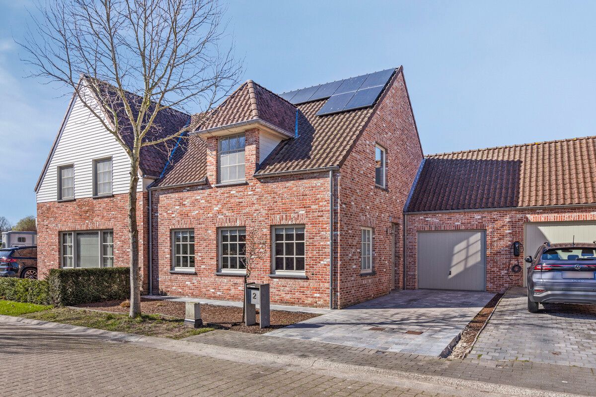 Recente instapklare woning ( BJ 2004) in een doodlopende straat met 3 slaapkamers, garage en tuin. foto {{pictureIndex}}