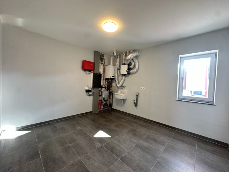 Instapklaar (volledig opgeschilderd) duplexappartement met 2 ruime slpk., terras, ondergrondse autostpl + kelderberging foto 8