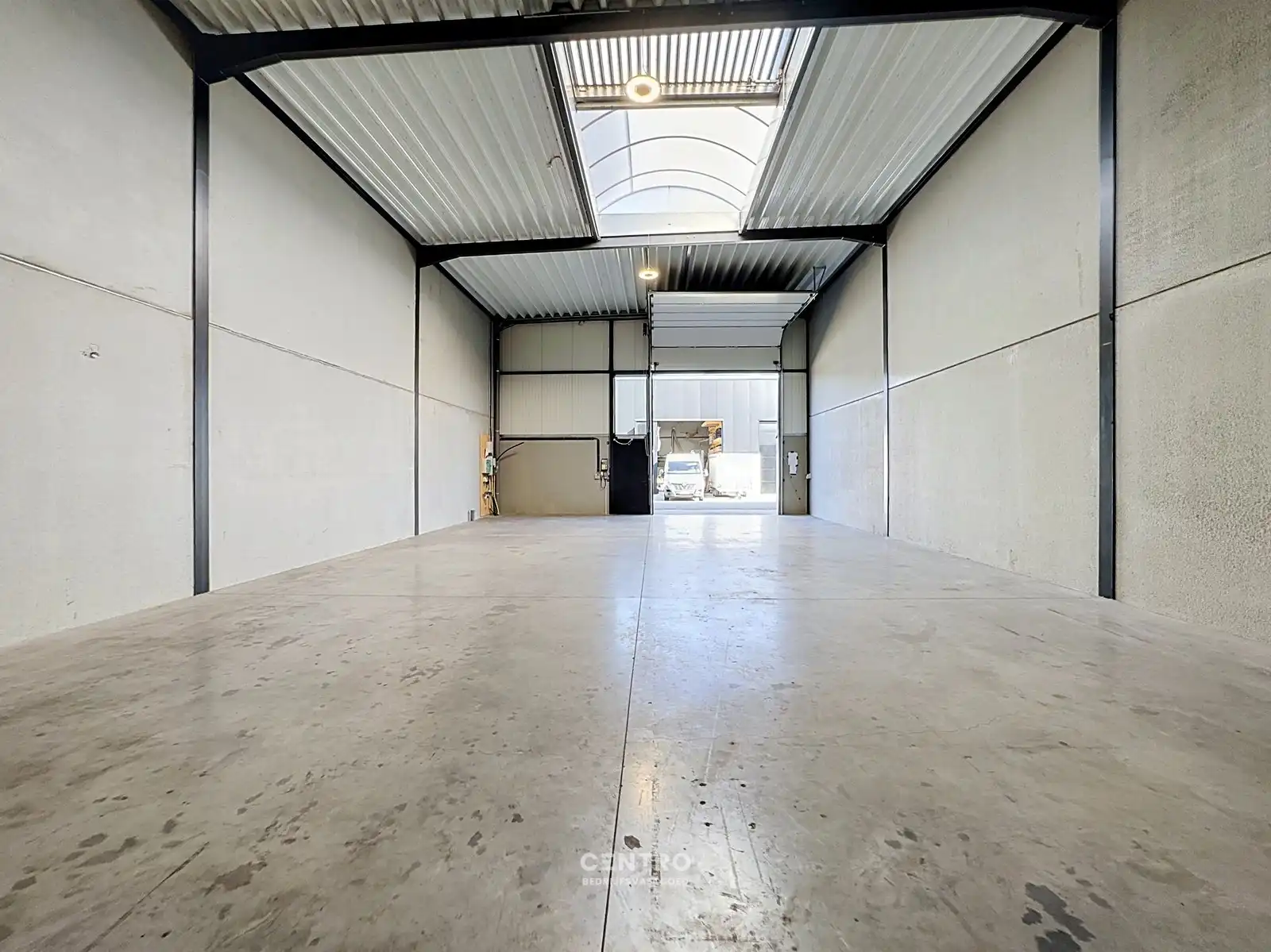 Goed GEISOLEERD MAGAZIJN (180m2) TE HUUR, inclusief private parkeerplaats voor de deur en vrije hoogte 6m op ambachtelijke zone te Ingelmunster. foto 3