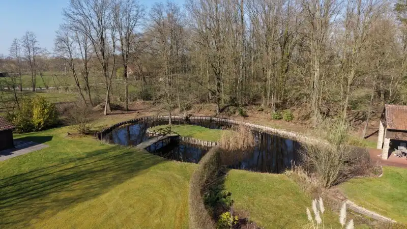 Ruime villa van 336m² op 1 hectare 45 are met vijver foto 31