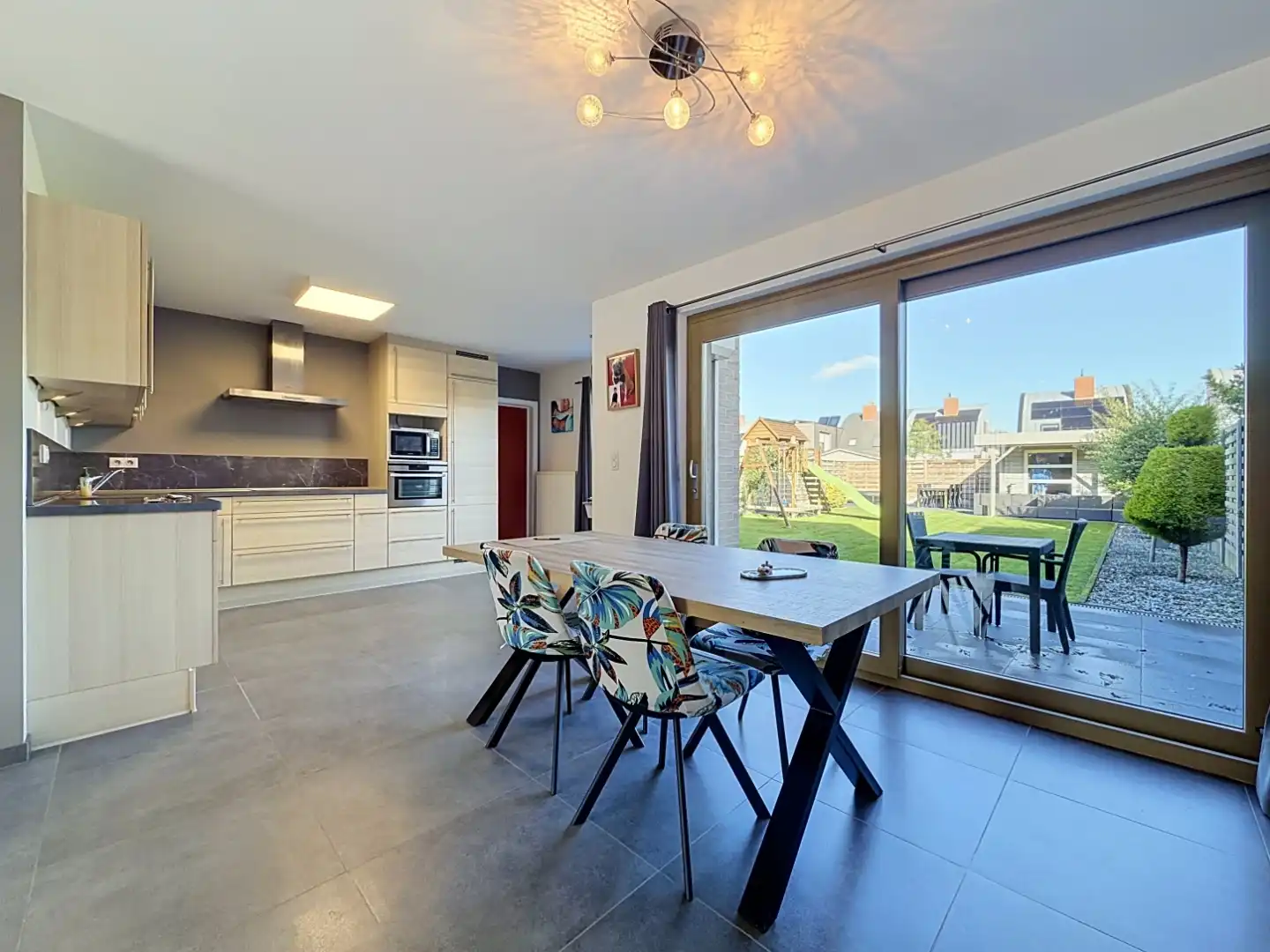 Instapklare woning met drie slaapkamers en inpandige garage te Nieuwpoort. foto 5