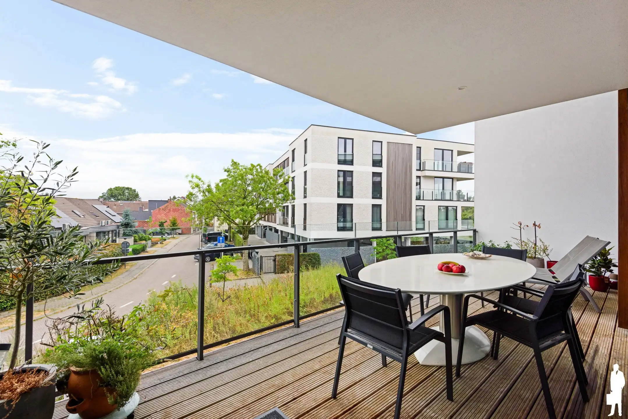Stijlvol appartement met terras en 2 autostaanplaatsen foto 11