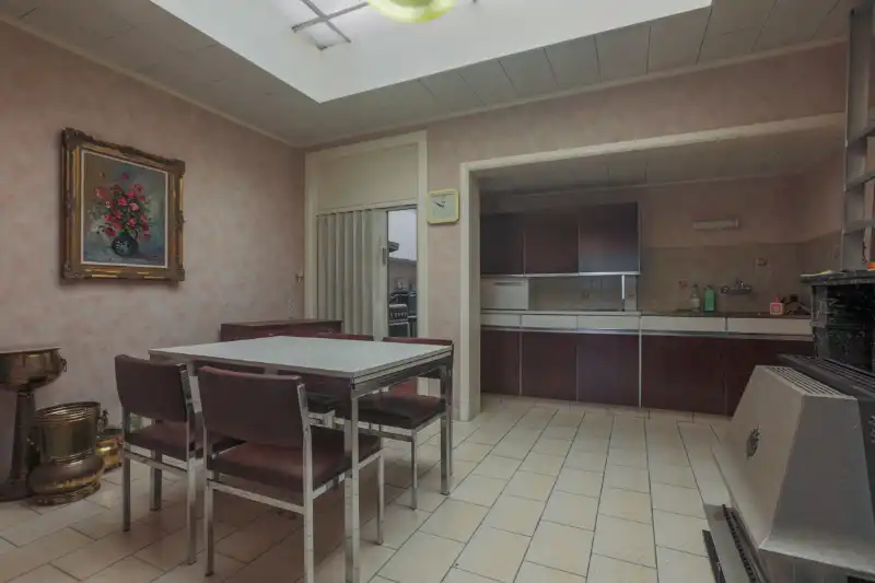 Te renoveren, centraal gelegen woning met 2 slaapkamers (4 mogelijk), tuin en oprit. foto 13