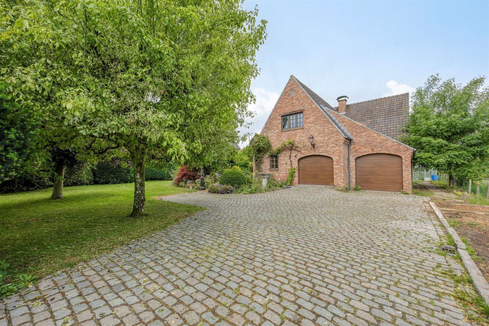 Grote woning op een terrein van 1989m² te Beersel foto 2