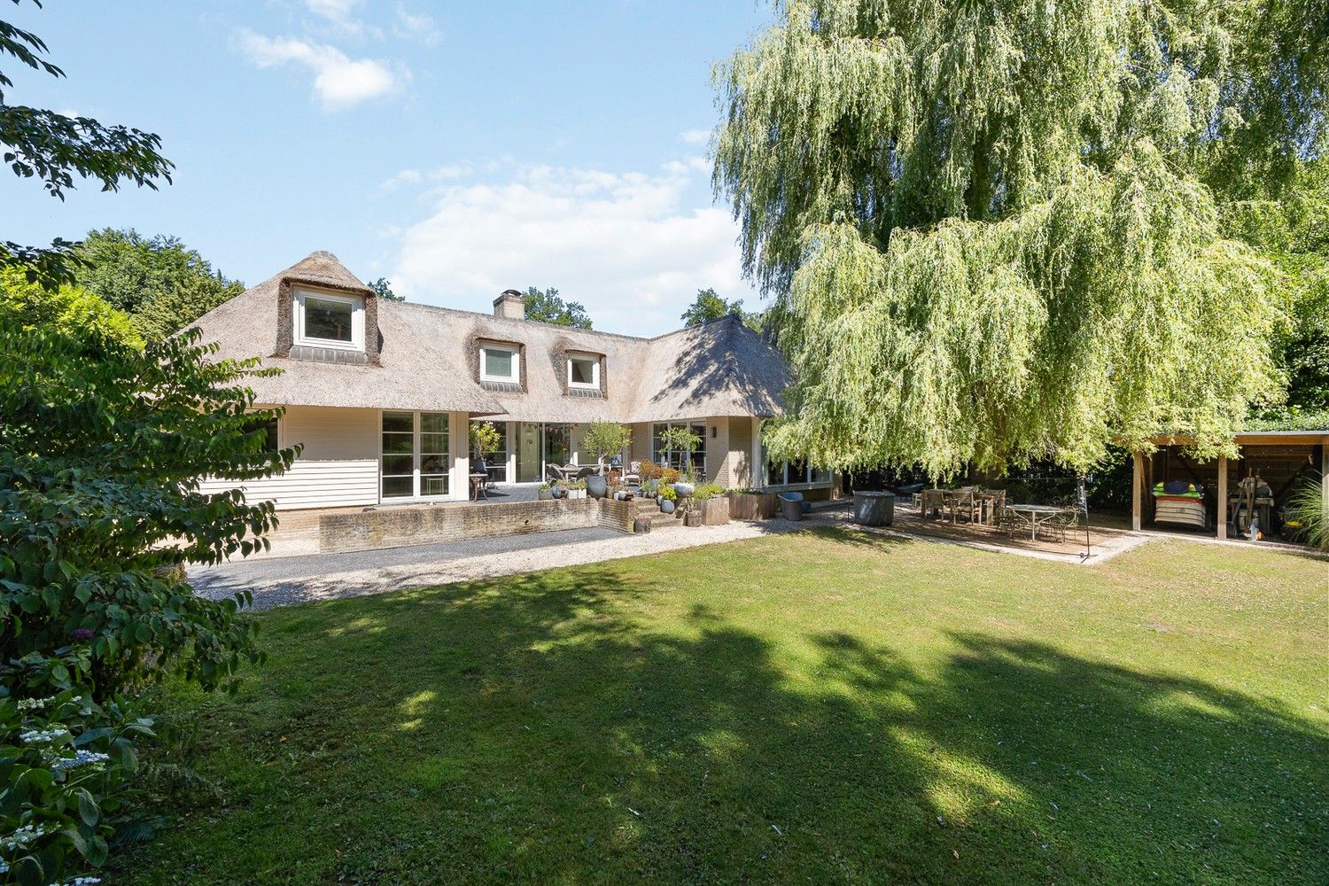 Architecturale rietgedekte villa op 5.717 m² grond foto 27