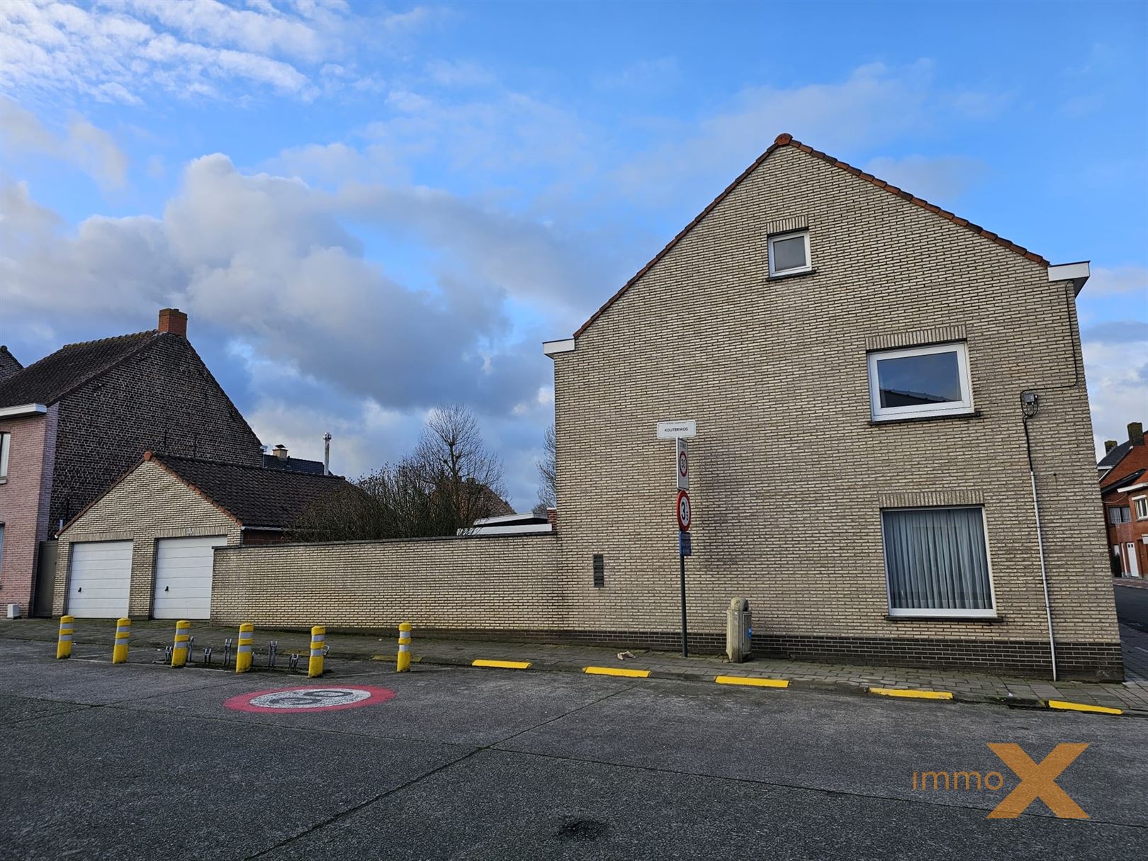 RUIME WONING MET DUBBEL GARAGE EN TUINTJE foto 28