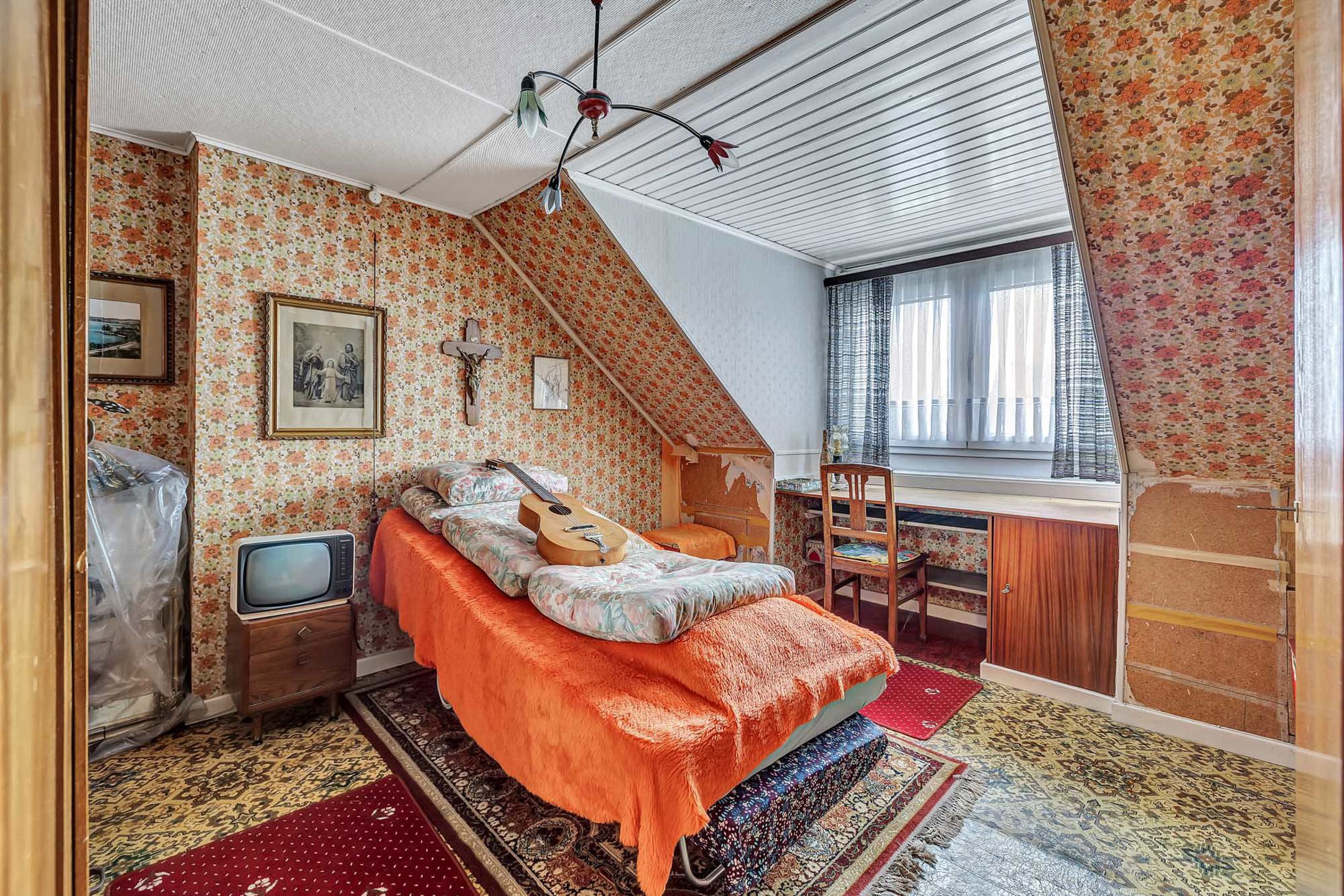 Te renoveren woning met tuin en perceel met garage foto 17