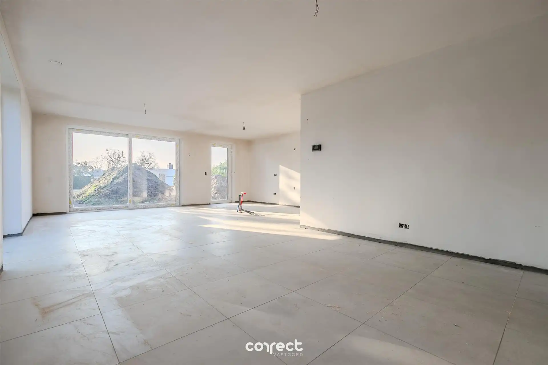 Mmoderne halfopen nieuwbouwwoning met een grote bew. opp. van 200 m². foto 3