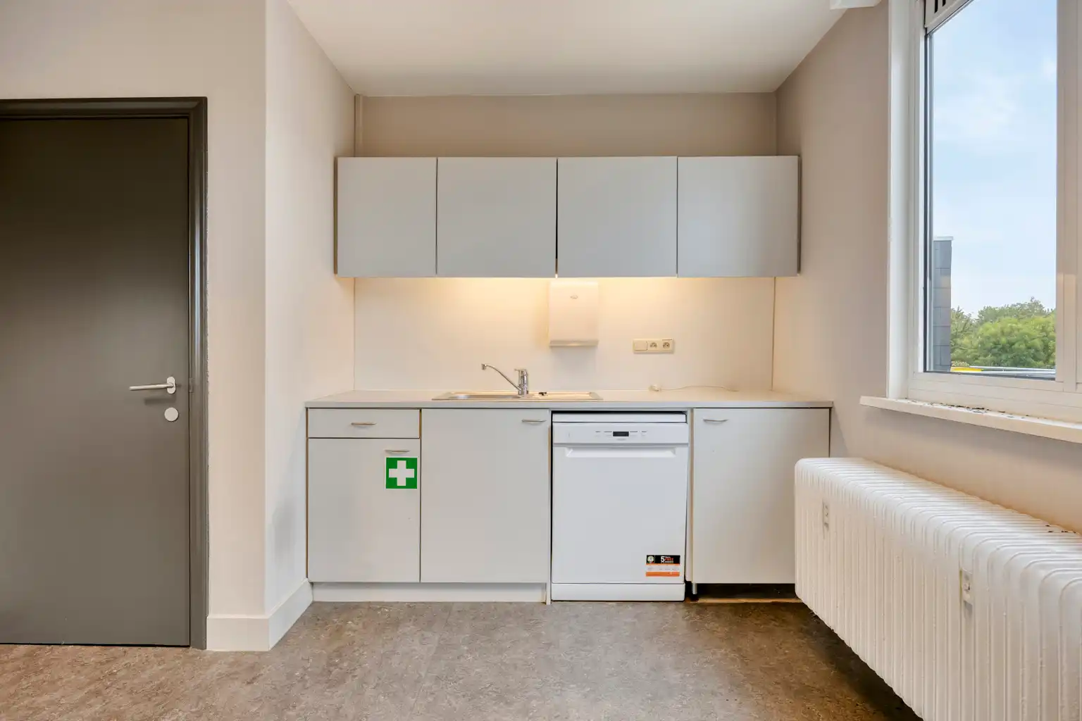 Handelsruimte met kantoren en ruime opslag in het centrum foto 23