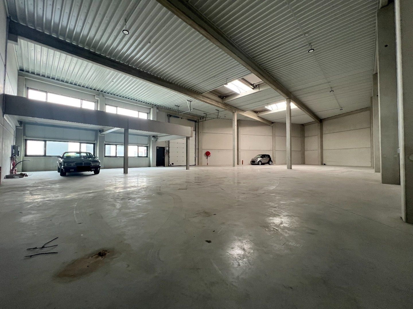Zeer goed gelegen, ruime en moderne industriehal van +/- 482m² foto 2