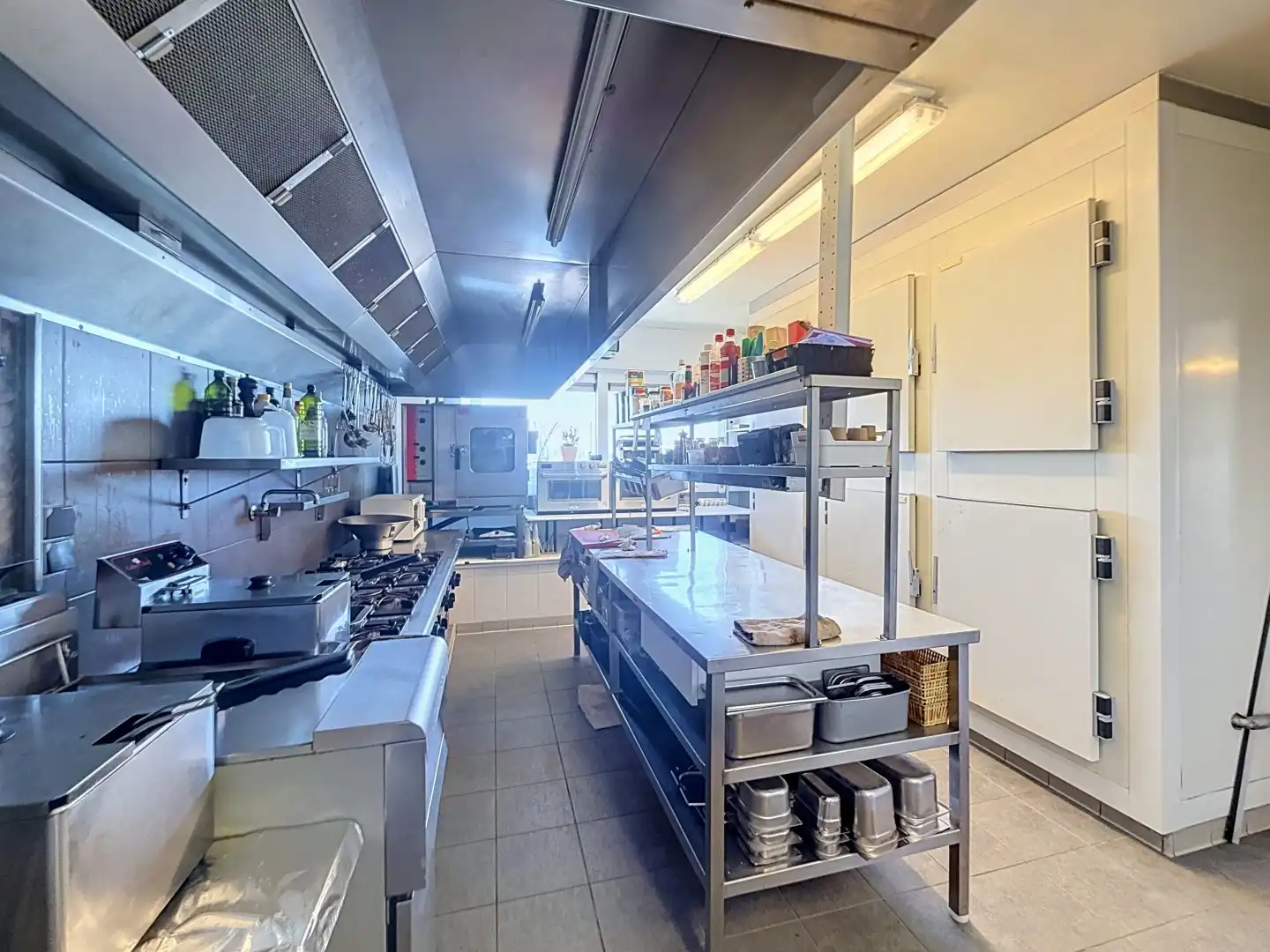 SCHITTEREND VERNIEUWD RESTAURANT / TEAROOM – TOPLOCATIE ZEEDIJK – ZONNETERRAS foto 16