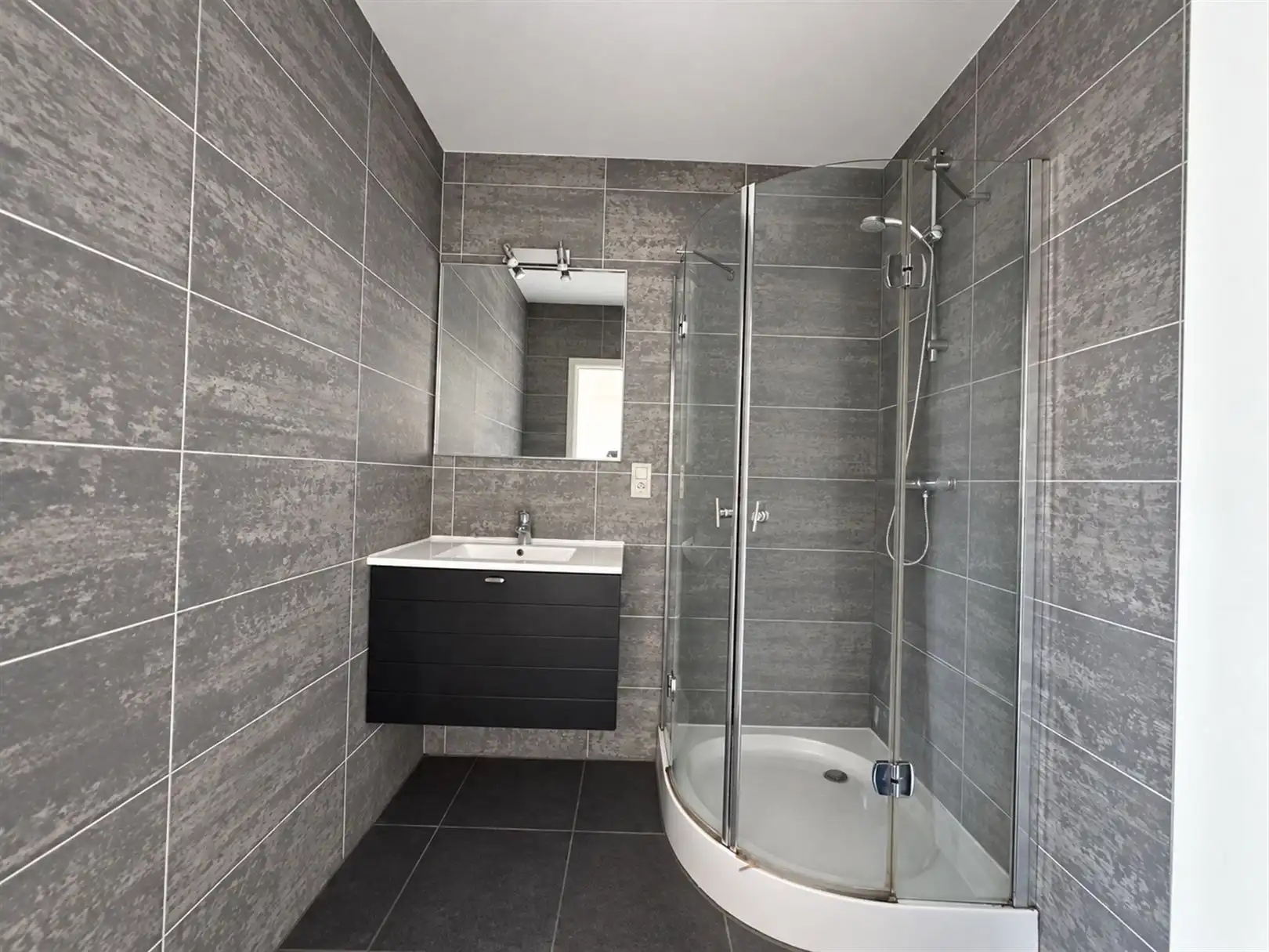 Instapklaar recent appartement aan stadsrand van Sint-Niklaas foto 6