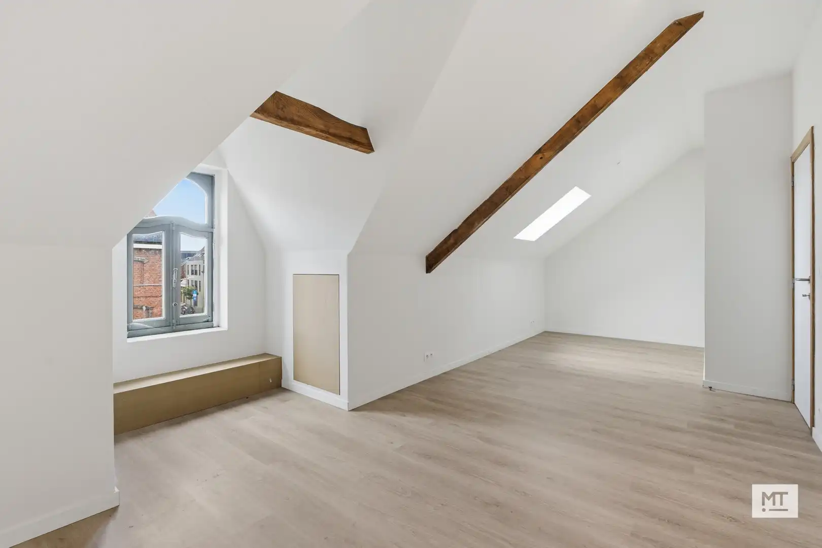 Bijzonder ruime herenwoning te koop in het centrum van Ieper foto 17
