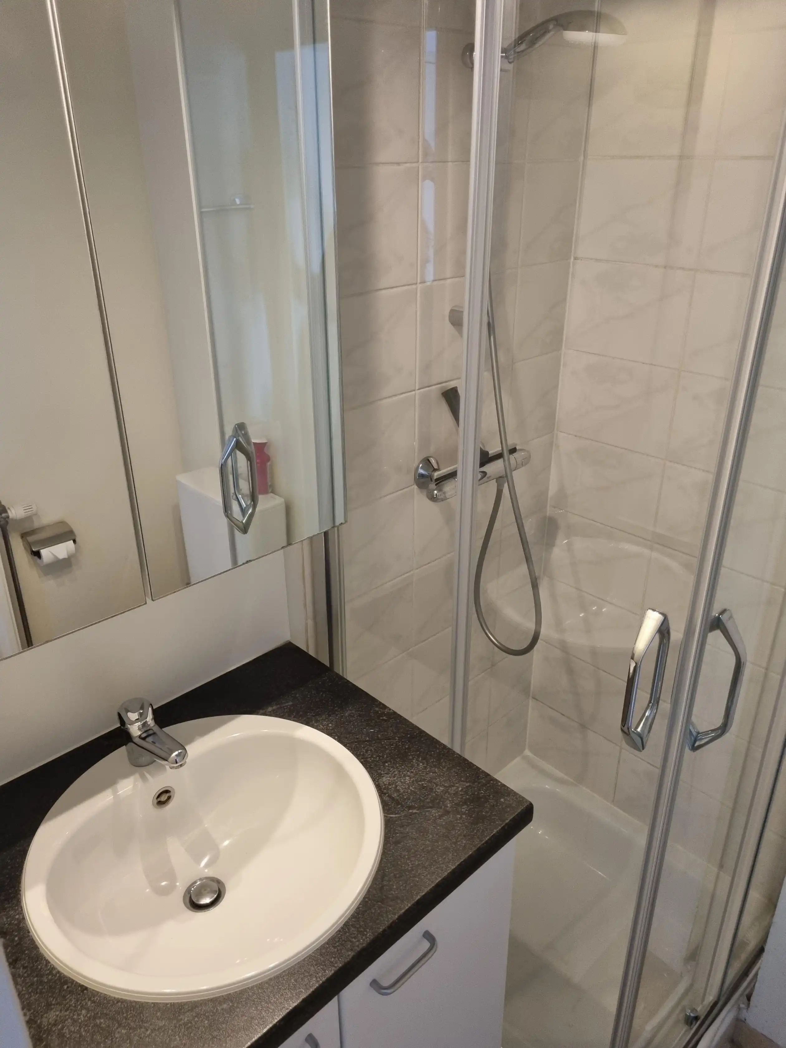 Studentenstudio met garageplaats in een populaire studentenresidentie foto 6