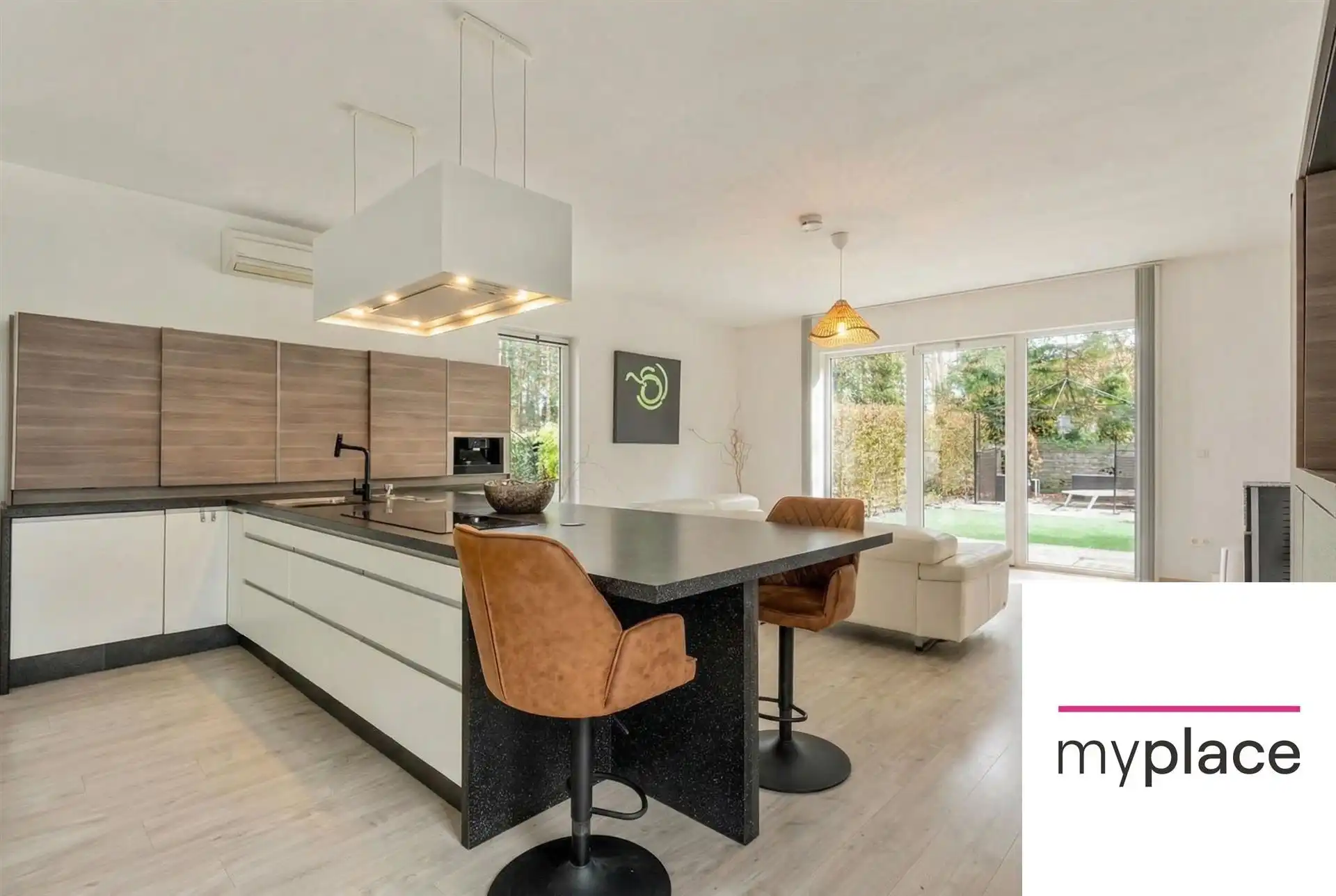 Unieke villa met uitzonderlijk potentieel op toplocatie! foto {{pictureIndex}}