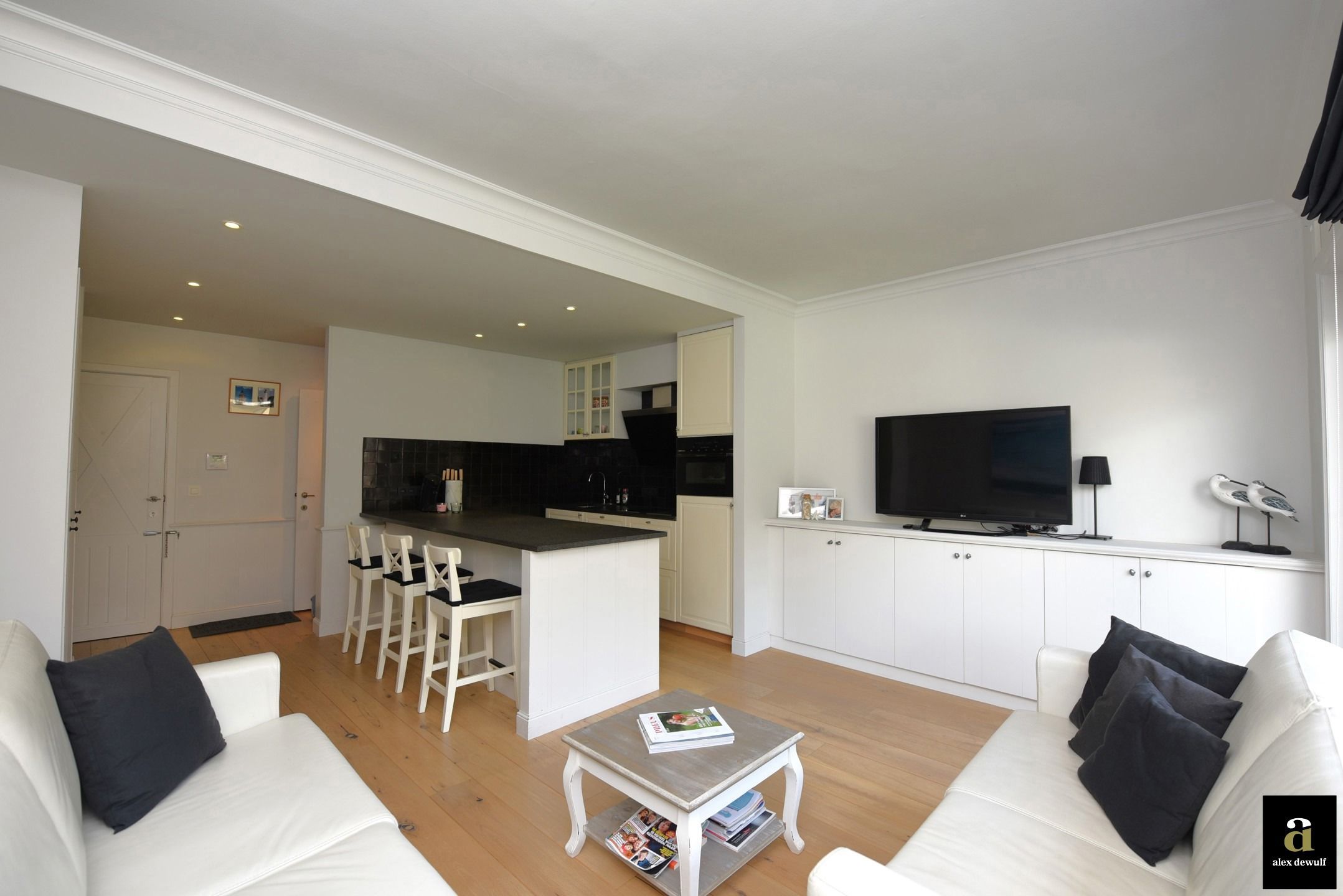 Moderne gemeubelde studio met terras vlakbij het strand foto 5