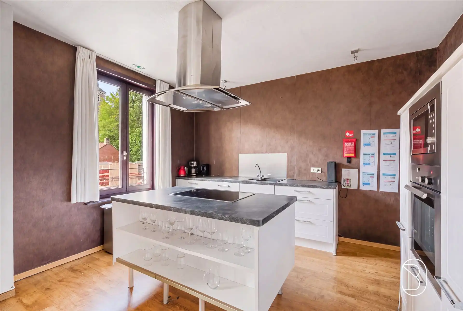 Handelspand + 2 gerenoveerde appartementen hartje Kortrijk foto 8