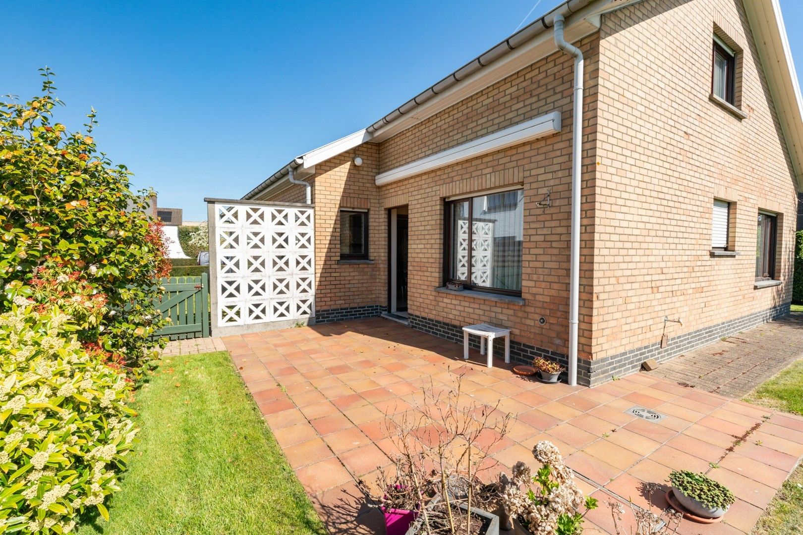 Ruime alleenstaande villa-bungalow met zongerichte tuin en garage foto 18