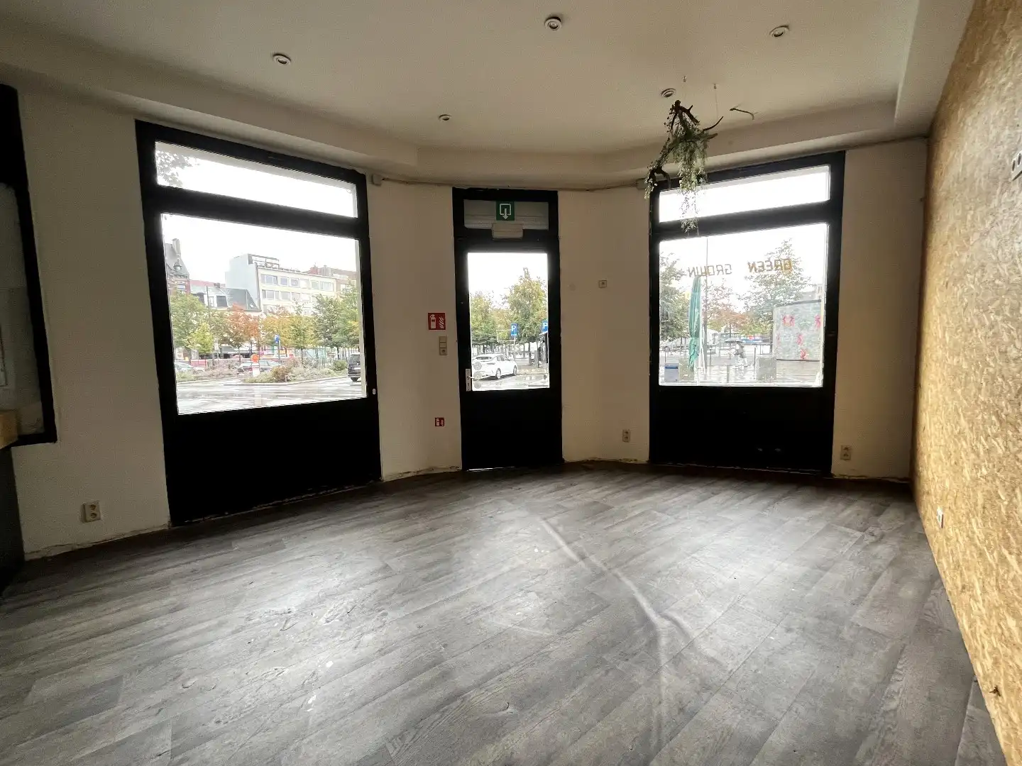 Zichtbare handelsruimte met kelder in bruisende buurt foto 6