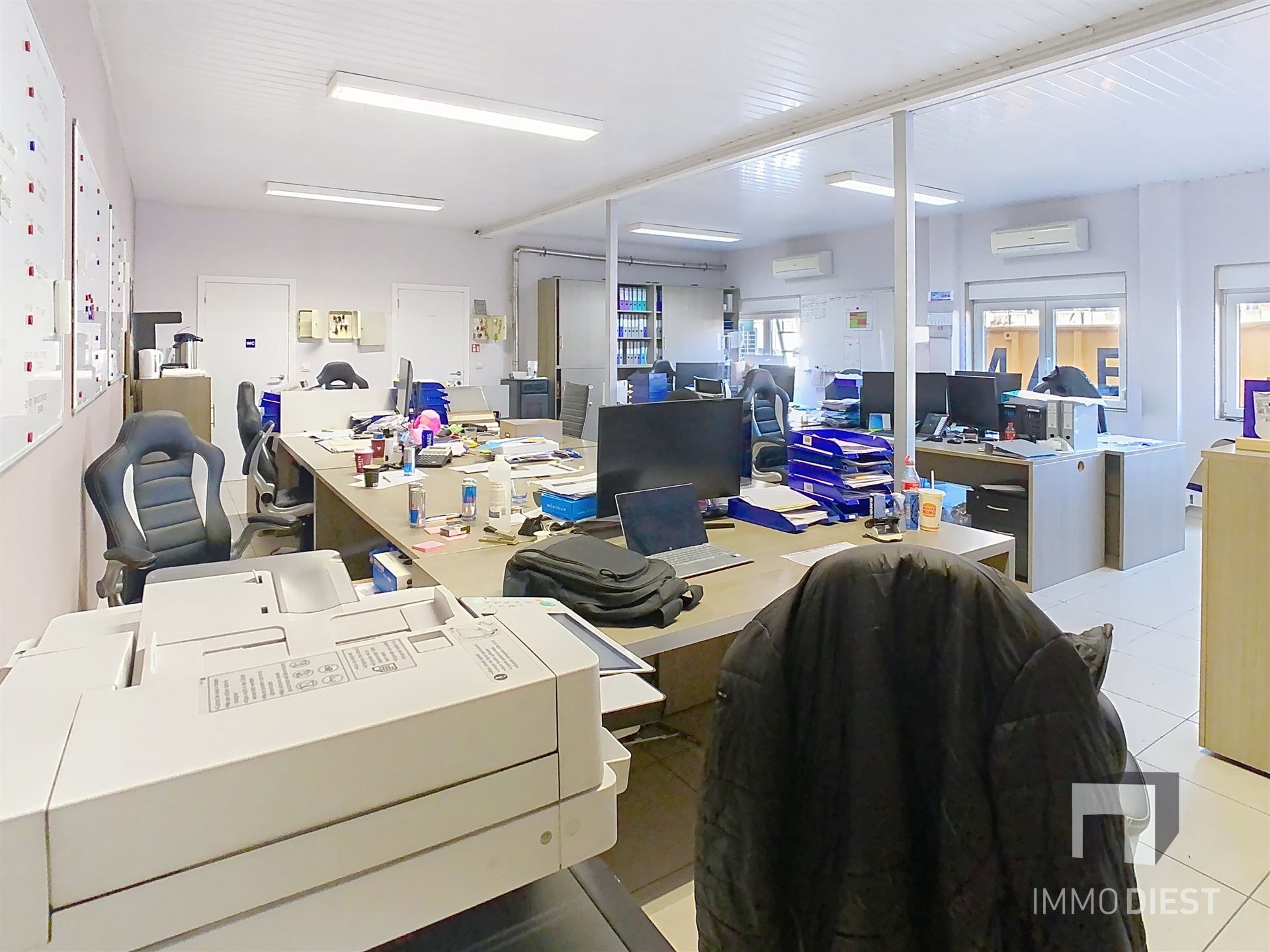 Industrieel gebouw met magazijnen en burelen foto 8