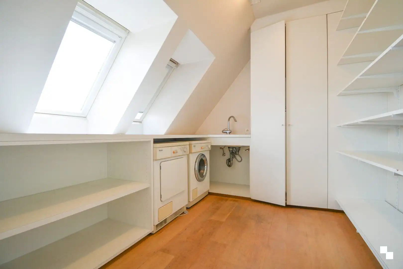 UItzonderlijk ruim appartement aan het water te Roeselare! foto 15