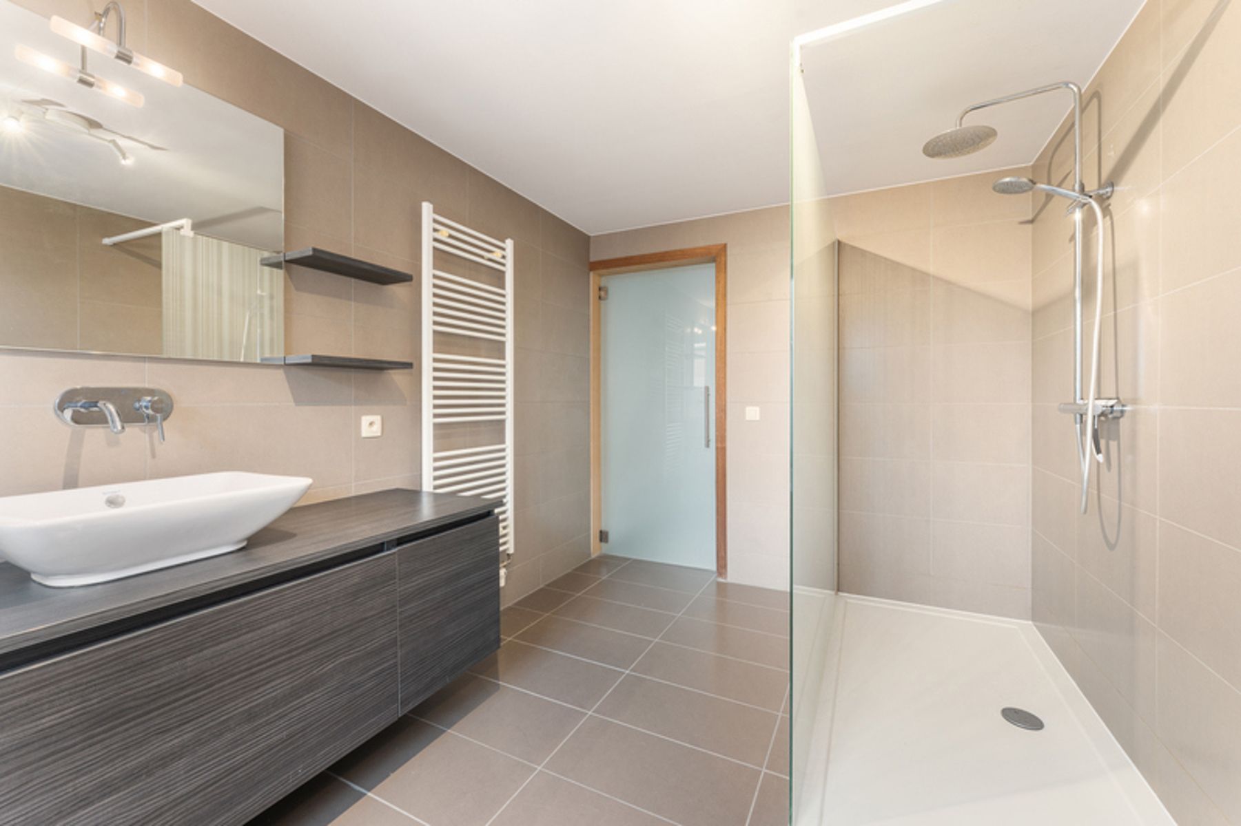 Vernieuwde woning met garage en stadstuintje foto 13